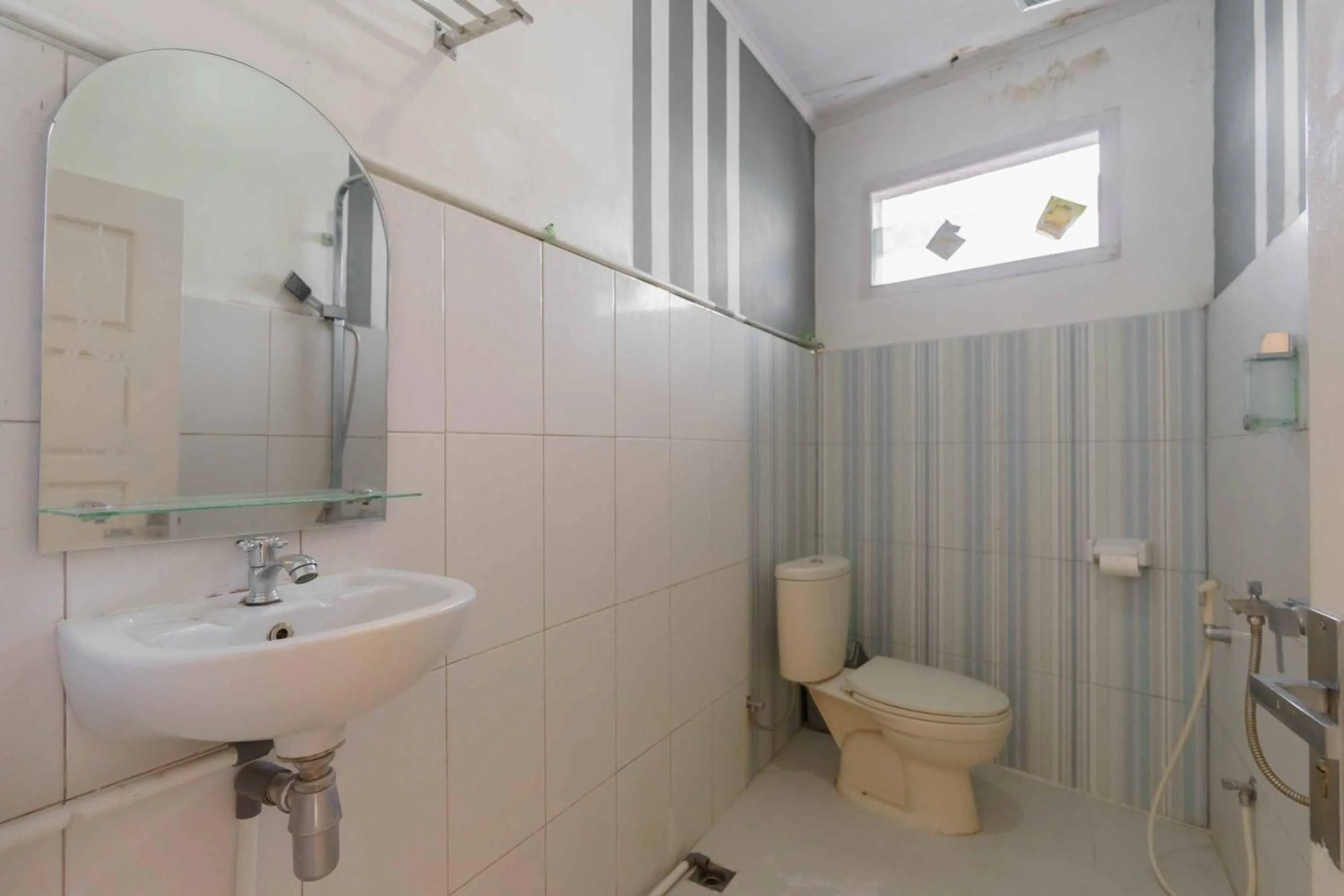 Bathroom in Urbanview Hotel Ananda Syariah by RedDoorz