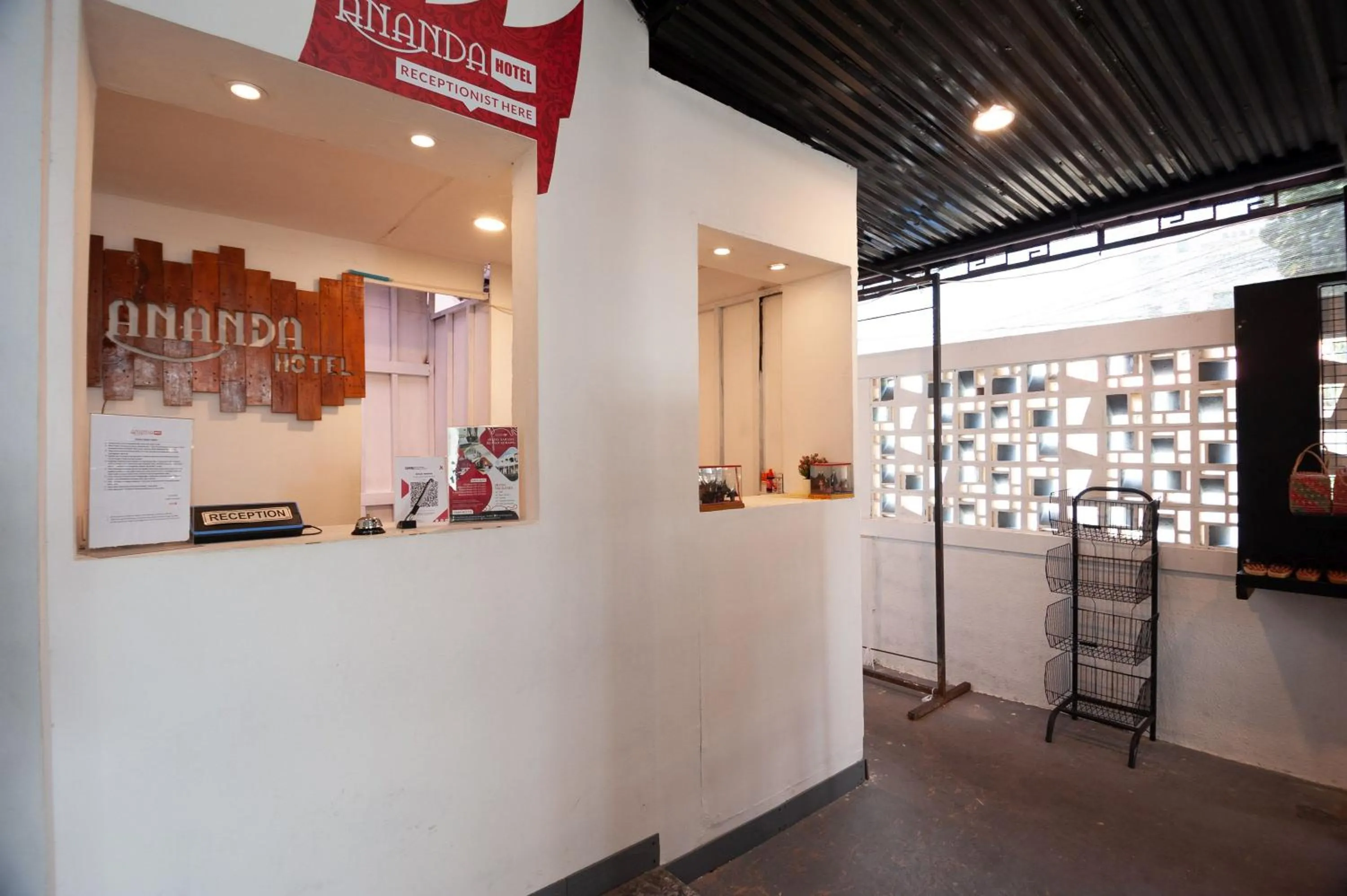 Lobby or reception in Urbanview Hotel Ananda Syariah by RedDoorz