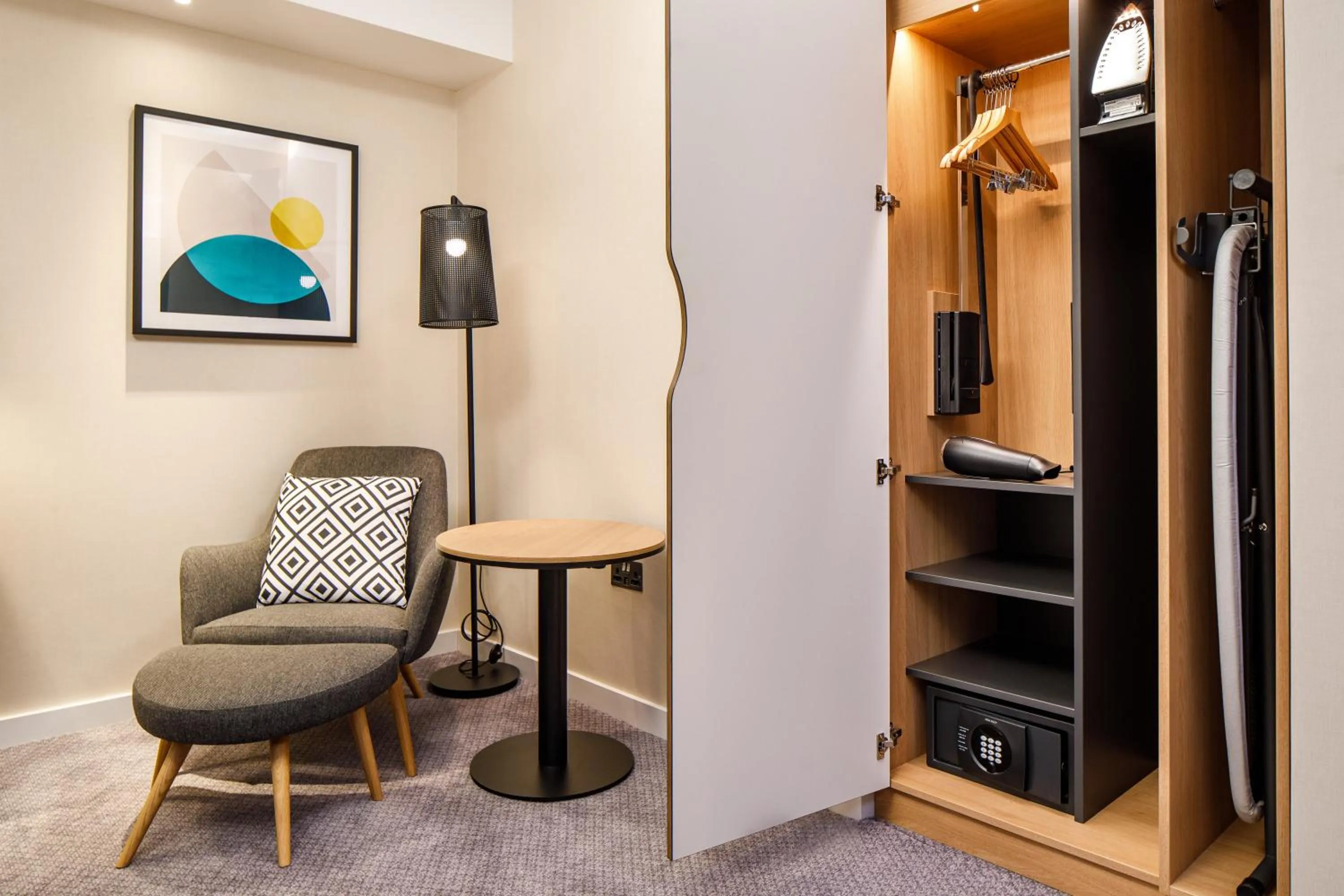 Bedroom in Holiday Inn Manchester Airport T2 by IHG