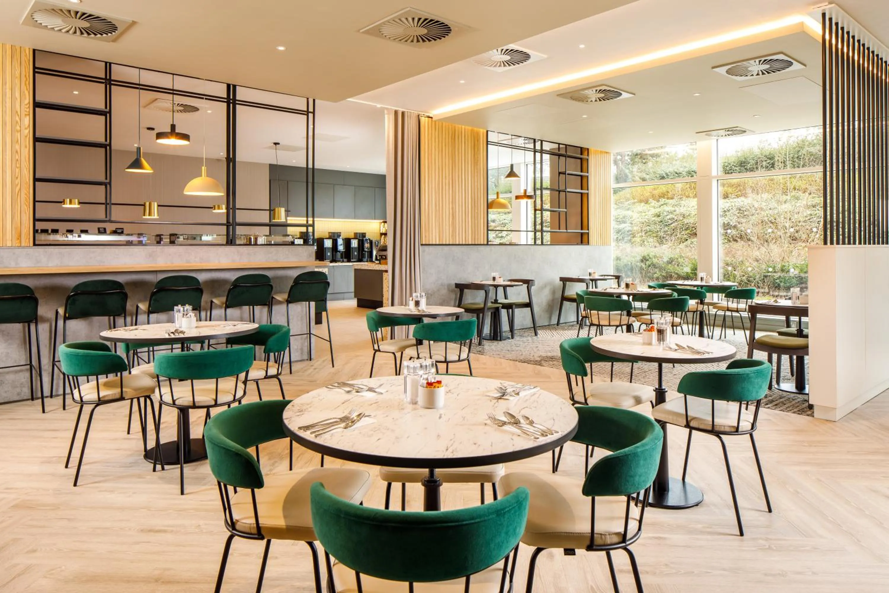 Restaurant/places to eat in Holiday Inn Manchester Airport T2 by IHG