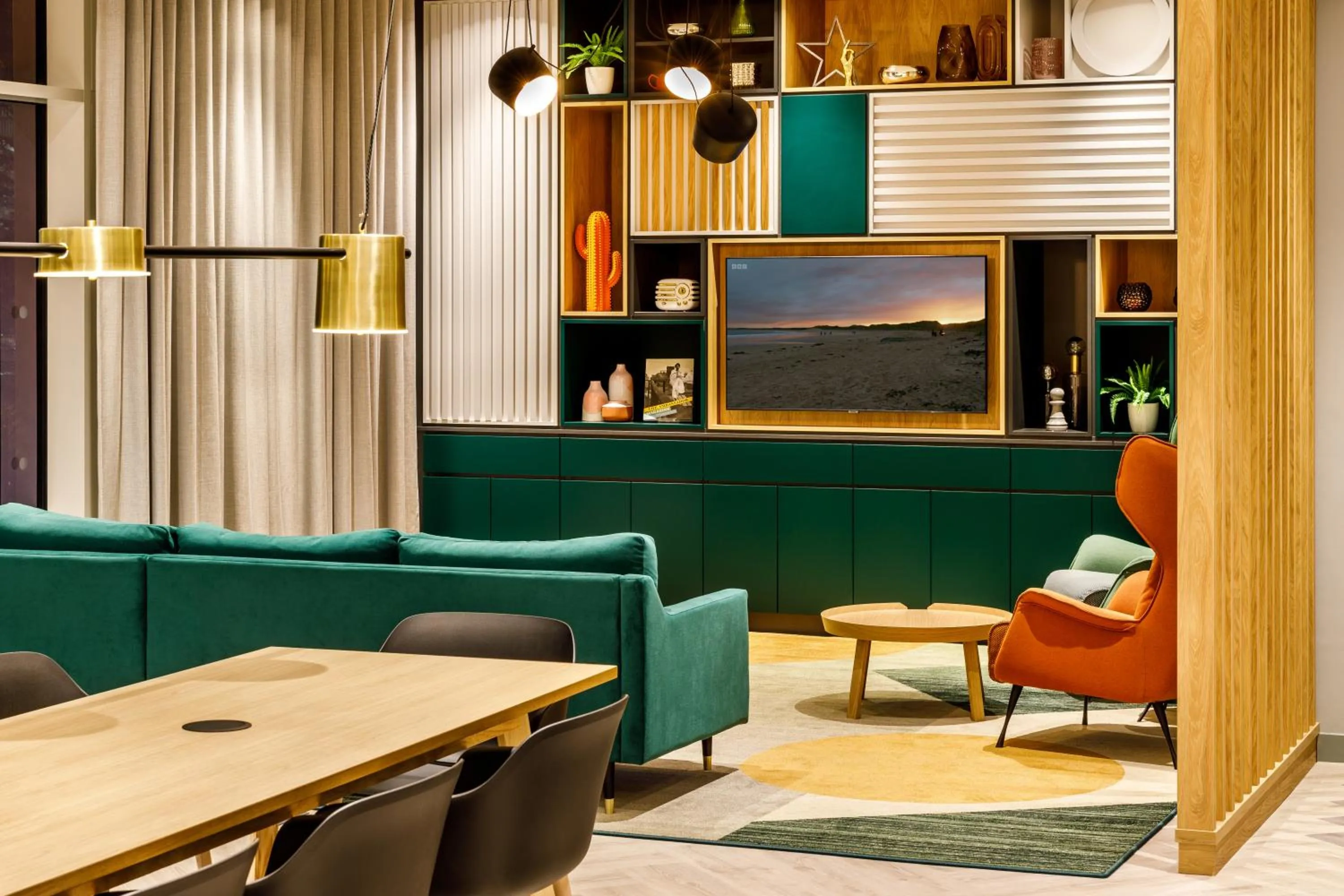 Lounge or bar in Holiday Inn Manchester Airport T2 by IHG