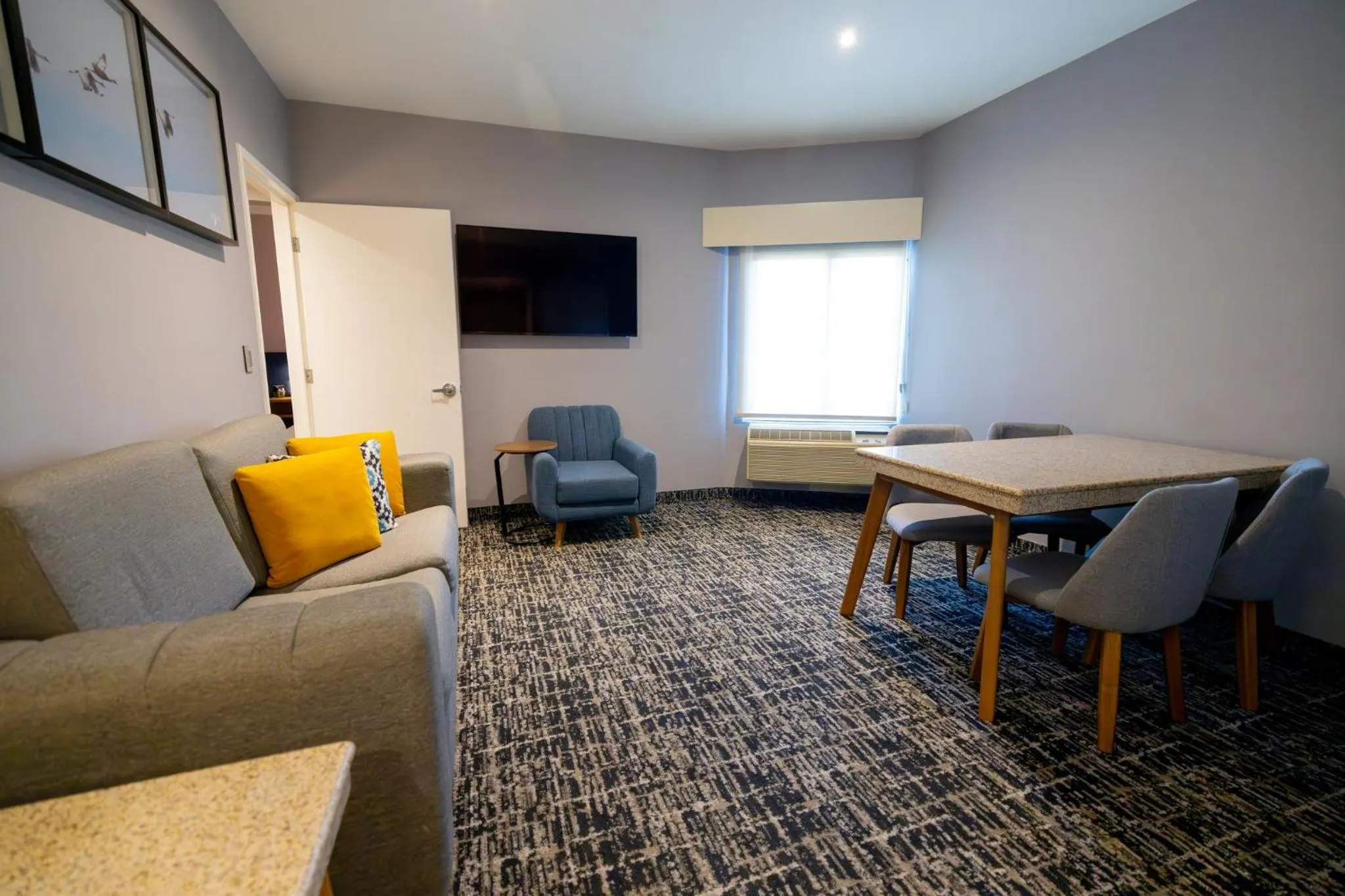 Photo of the whole room in voco Saltillo Suites by IHG