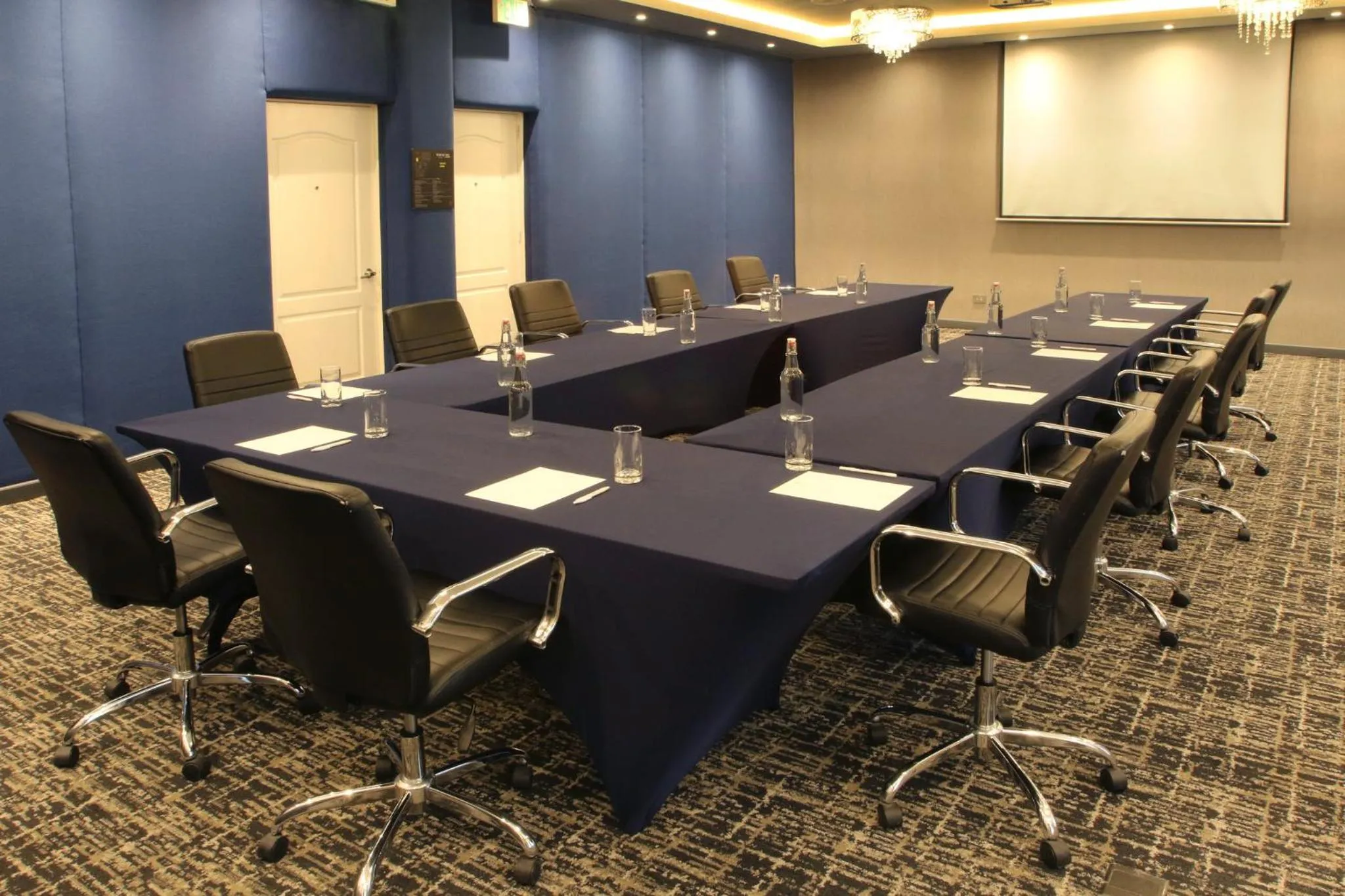 Meeting/conference room in voco Saltillo Suites by IHG