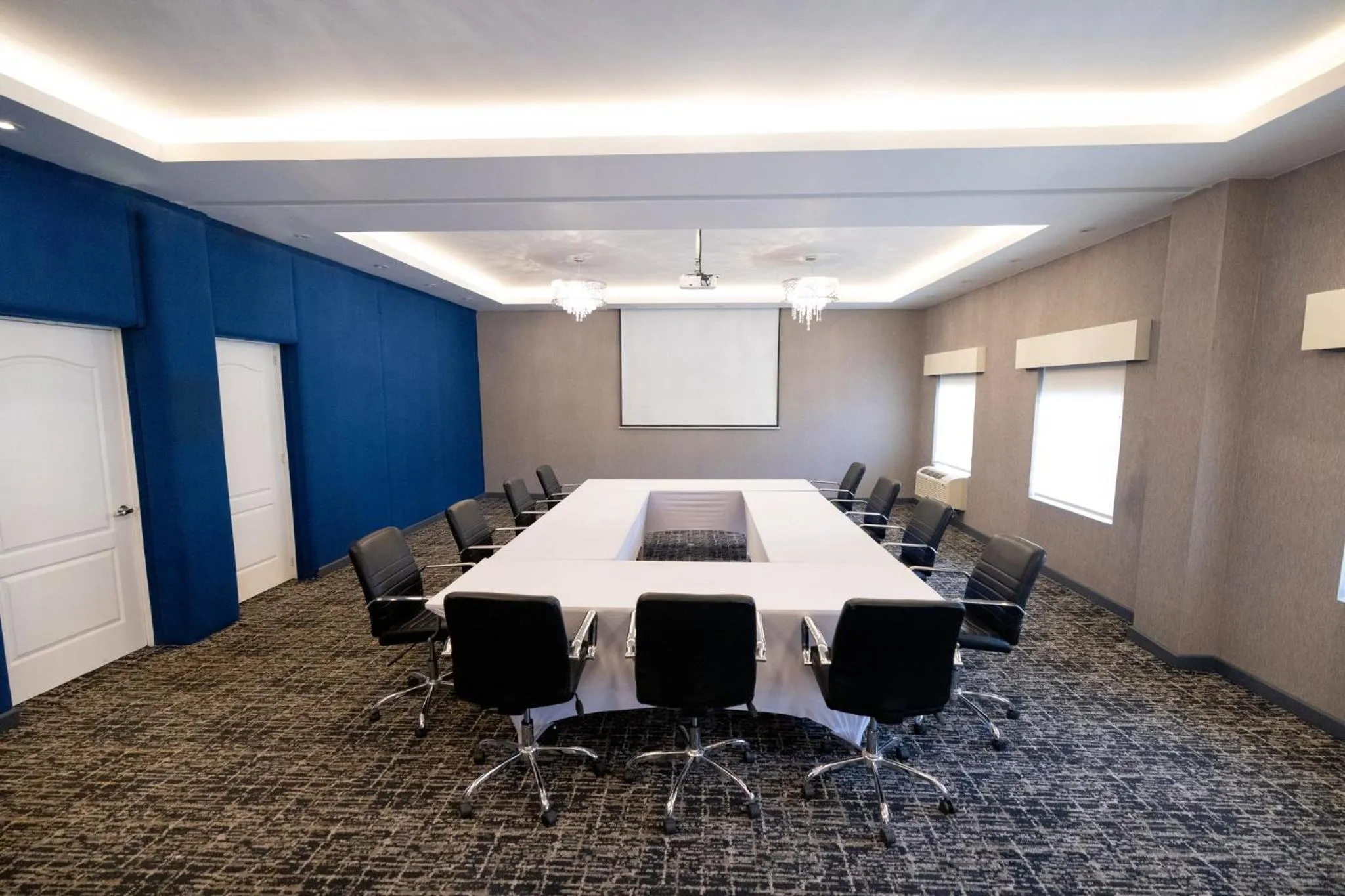Meeting/conference room in voco Saltillo Suites by IHG