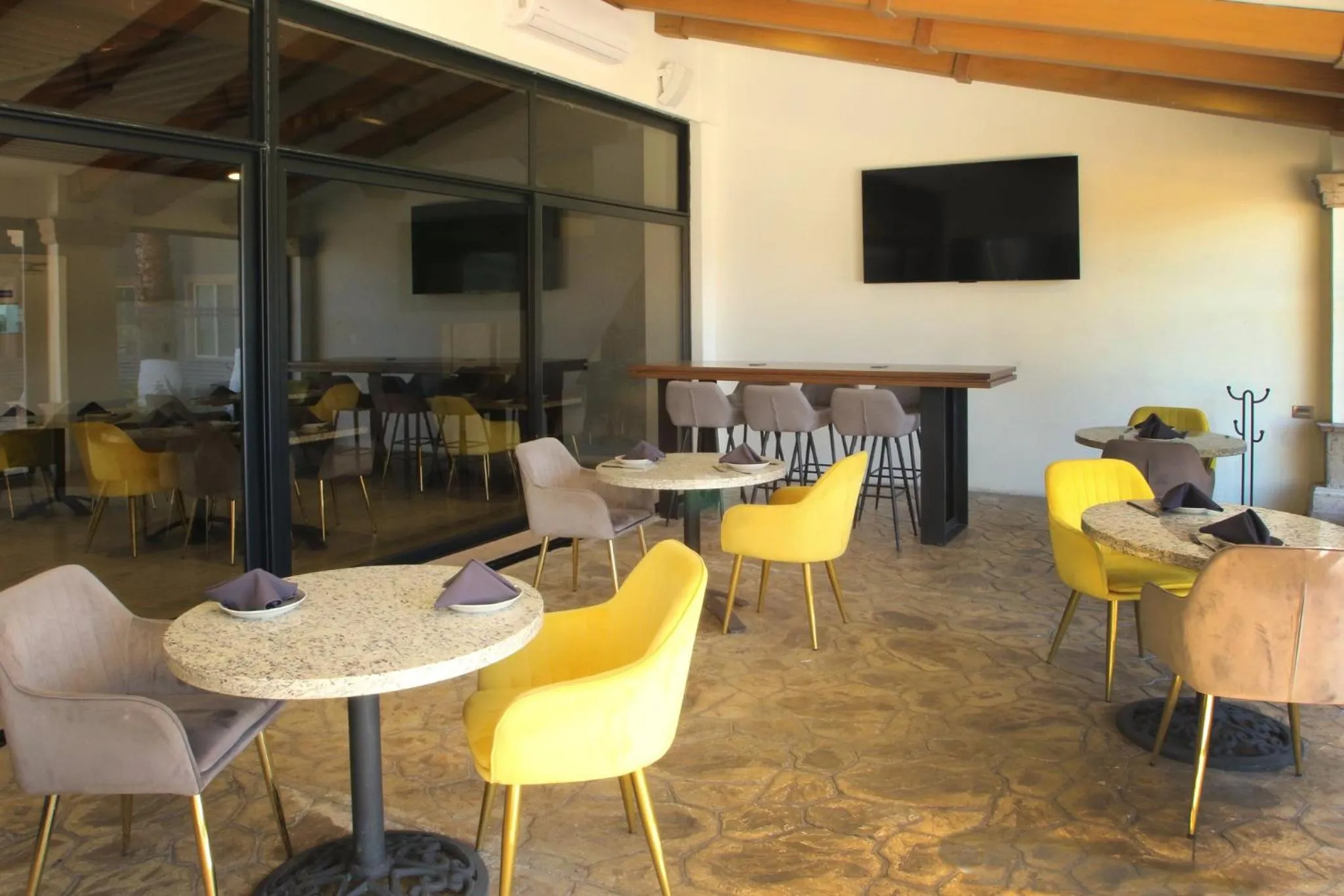 Restaurant/places to eat in voco Saltillo Suites by IHG