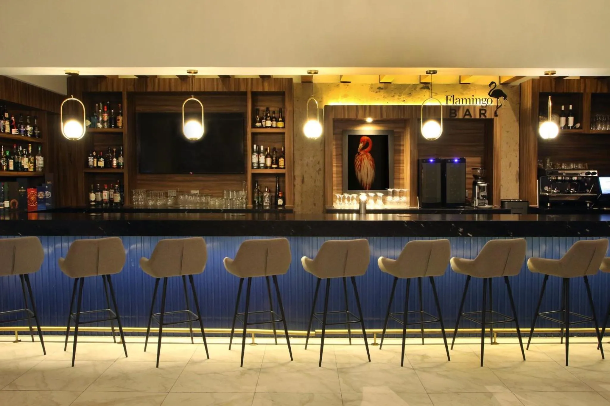 Lounge or bar in voco Saltillo Suites by IHG