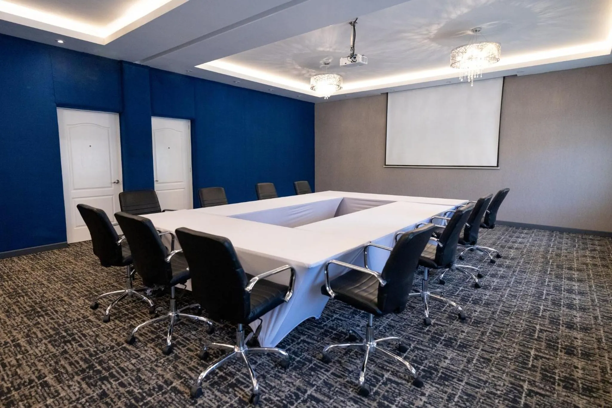 Meeting/conference room in voco Saltillo Suites by IHG