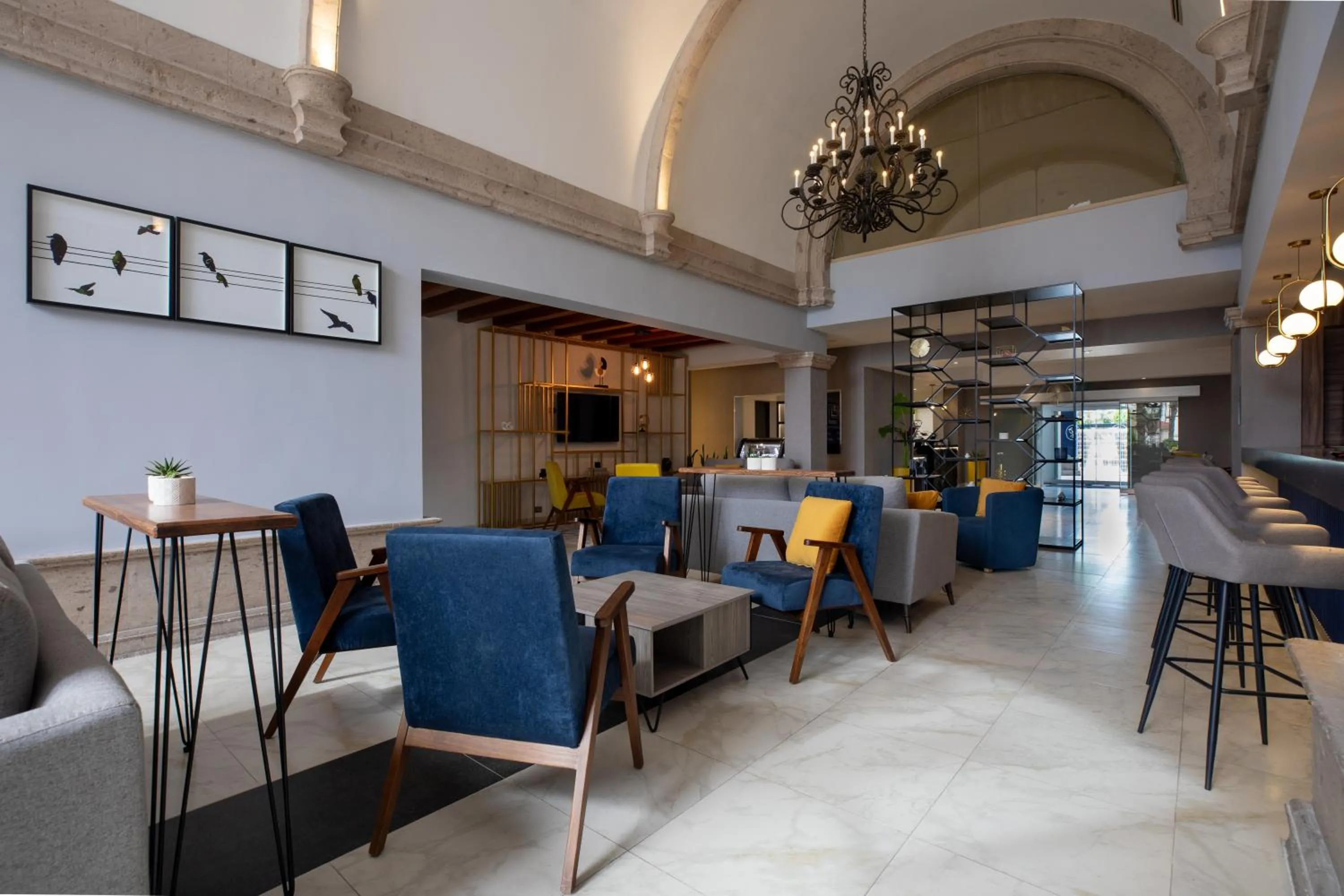 Lounge or bar in voco Saltillo Suites by IHG