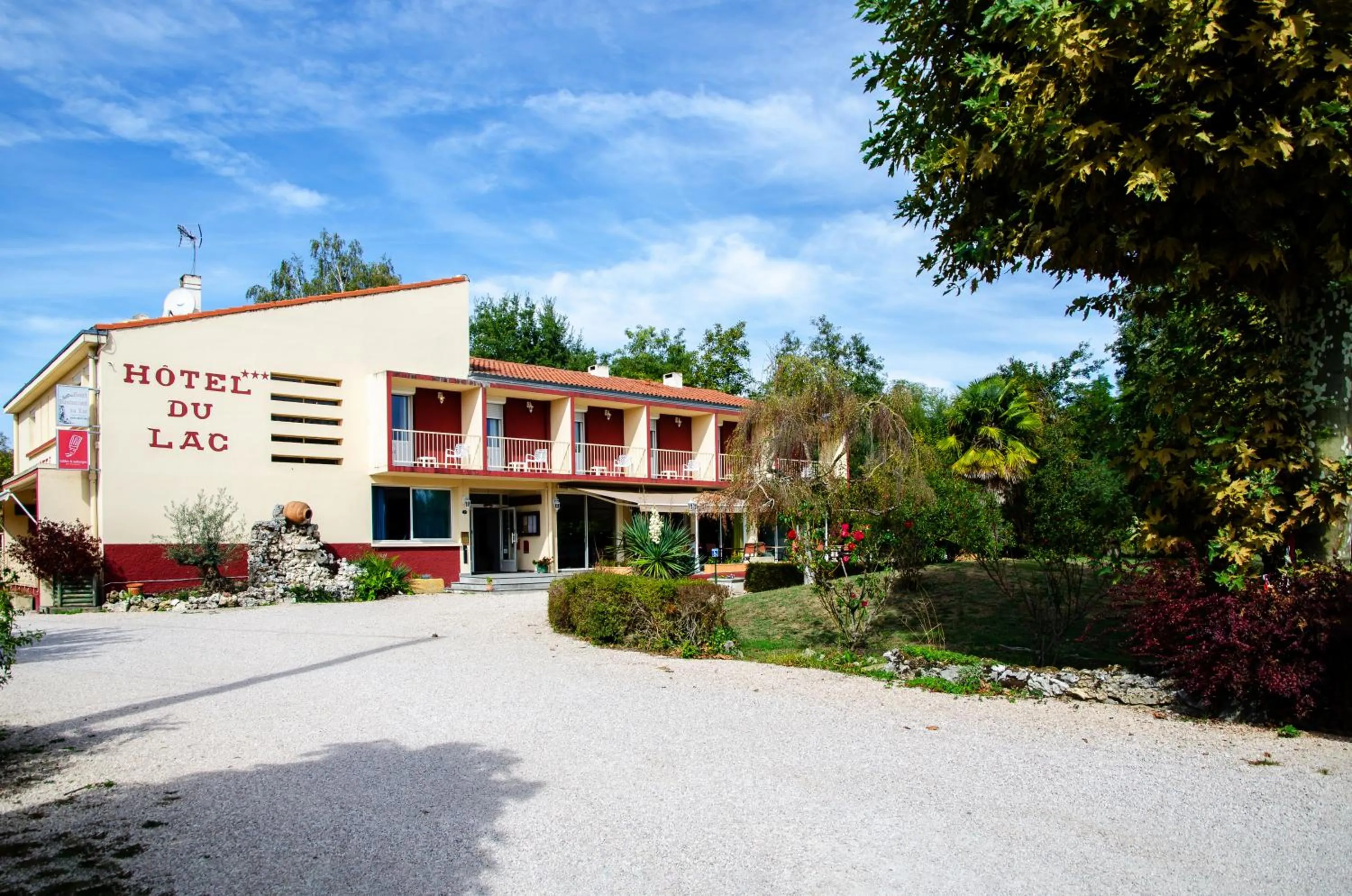 Property building in Hôtel Restaurant du Lac