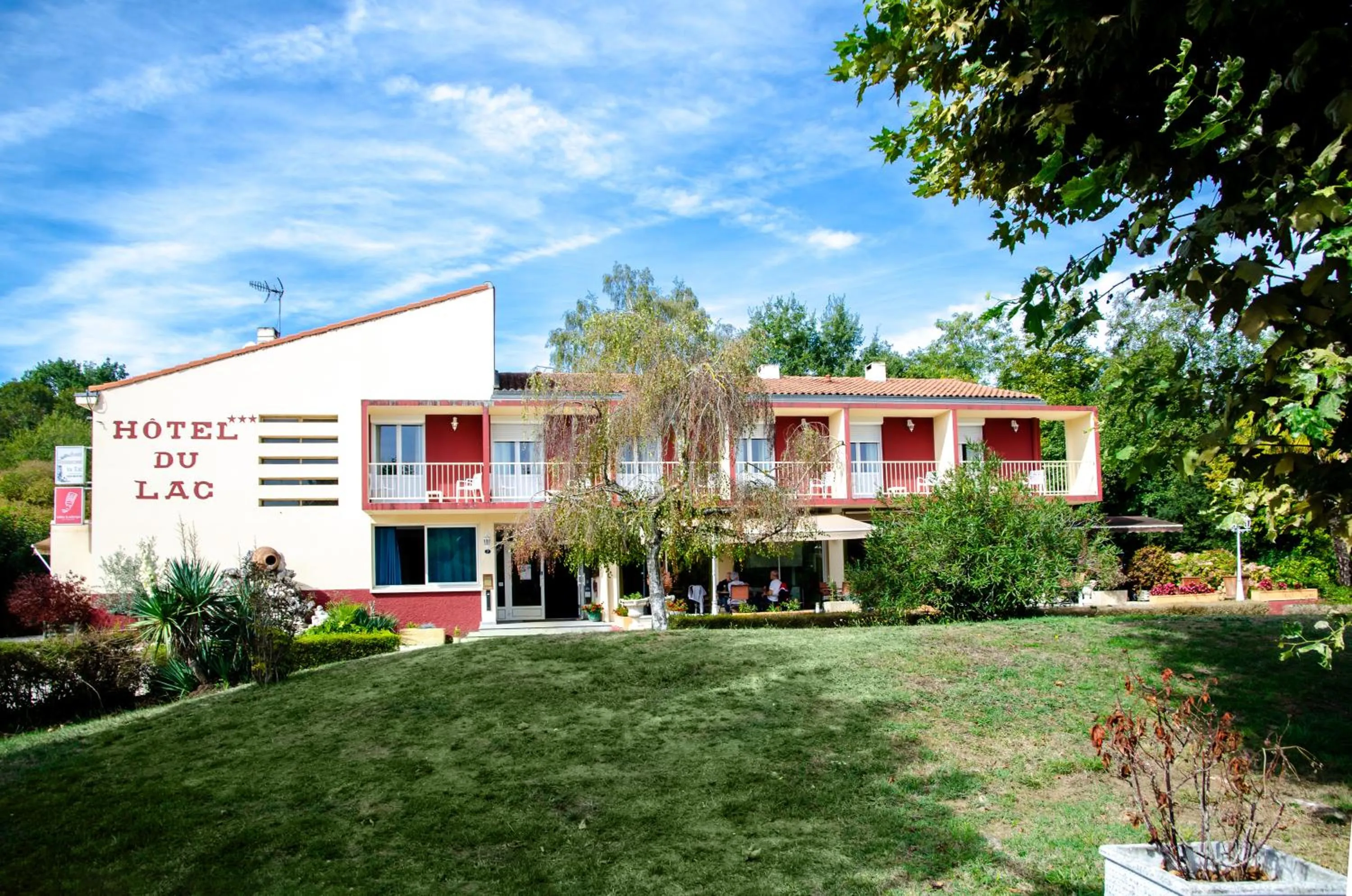 Property building in Hôtel Restaurant du Lac