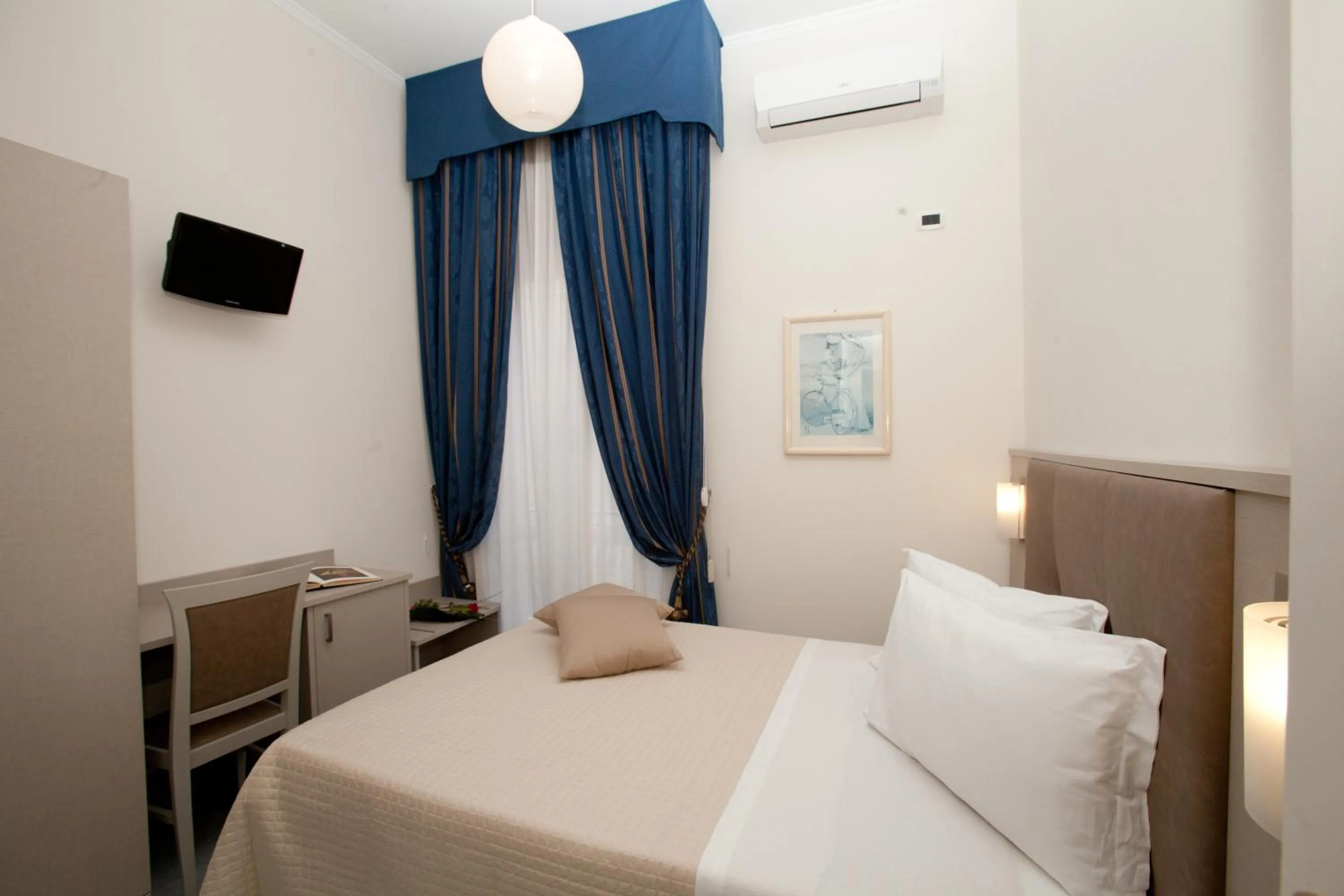 Bed in Hotel Giulio Cesare