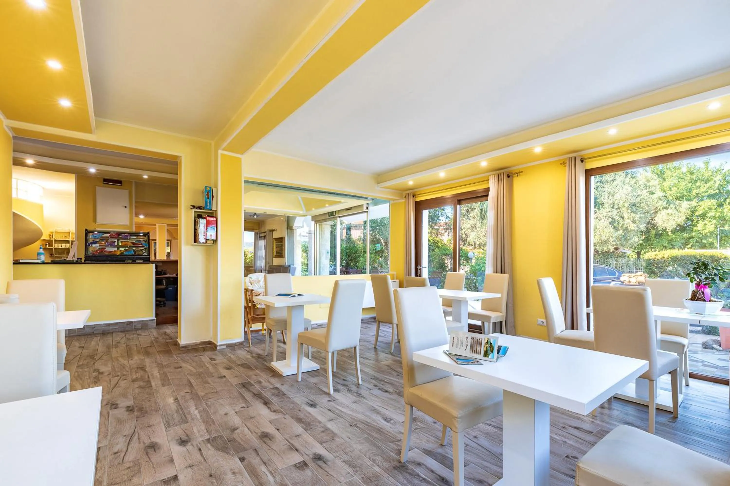 Restaurant/places to eat in Hotel Bonsai