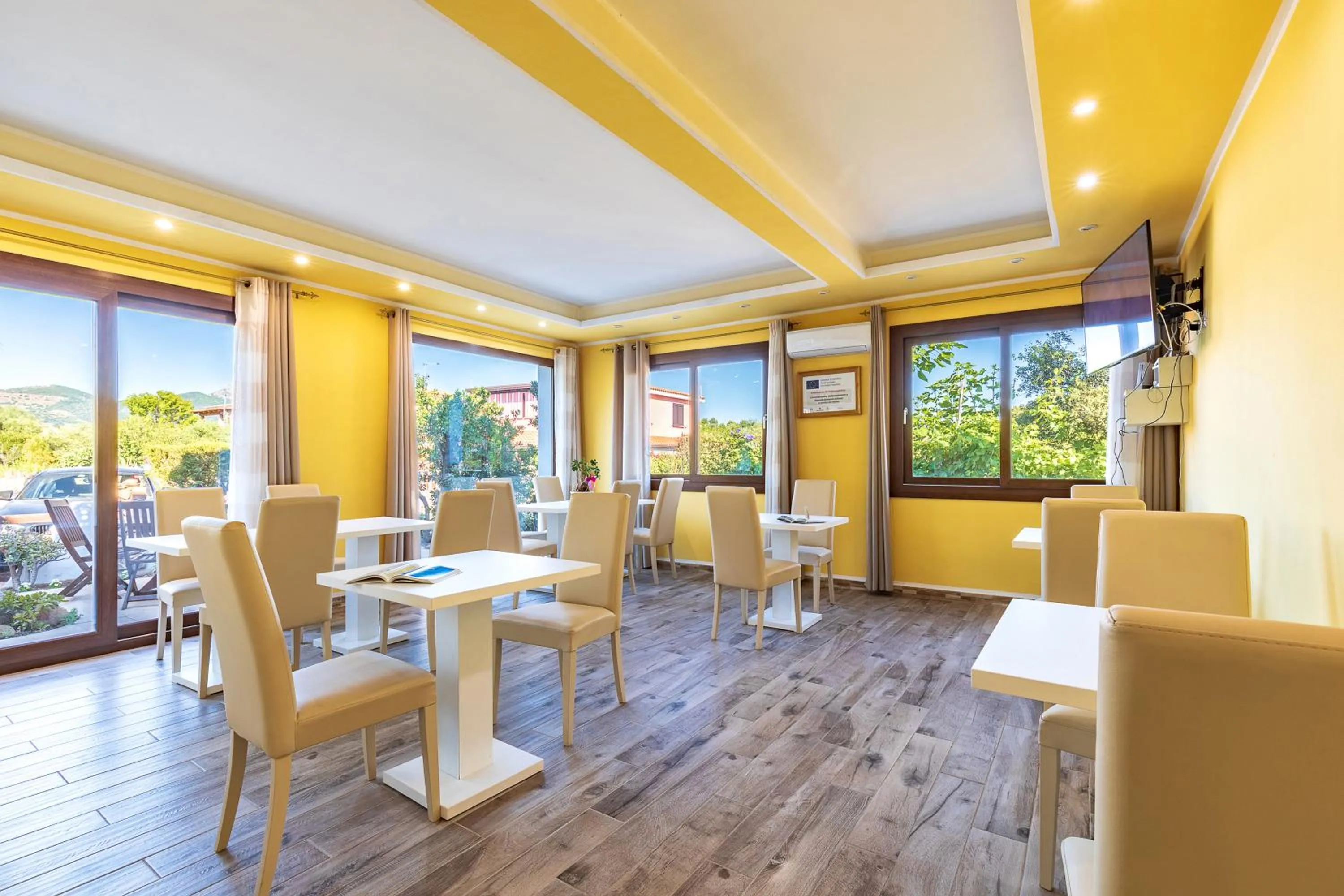 Restaurant/places to eat in Hotel Bonsai