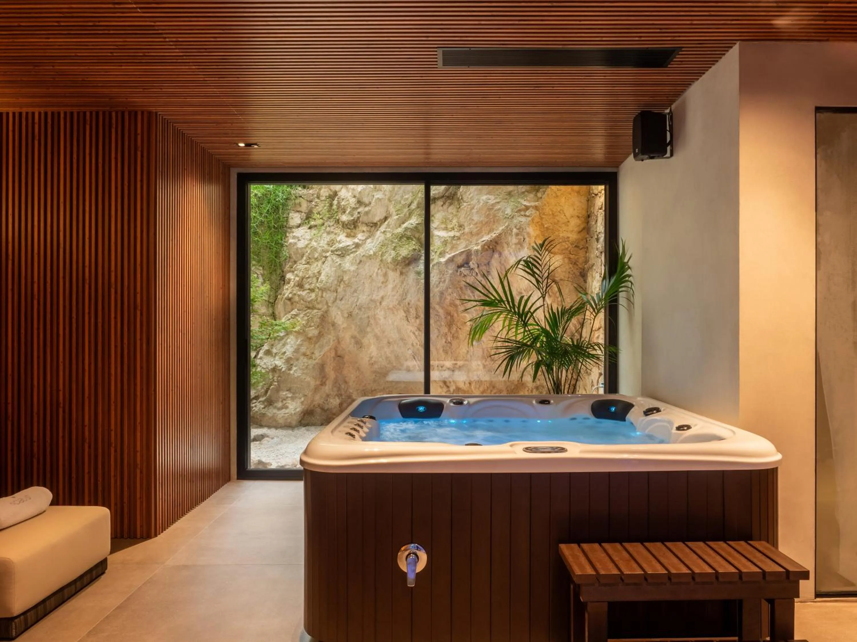 Hot Tub in Nobus Hotel & Spa