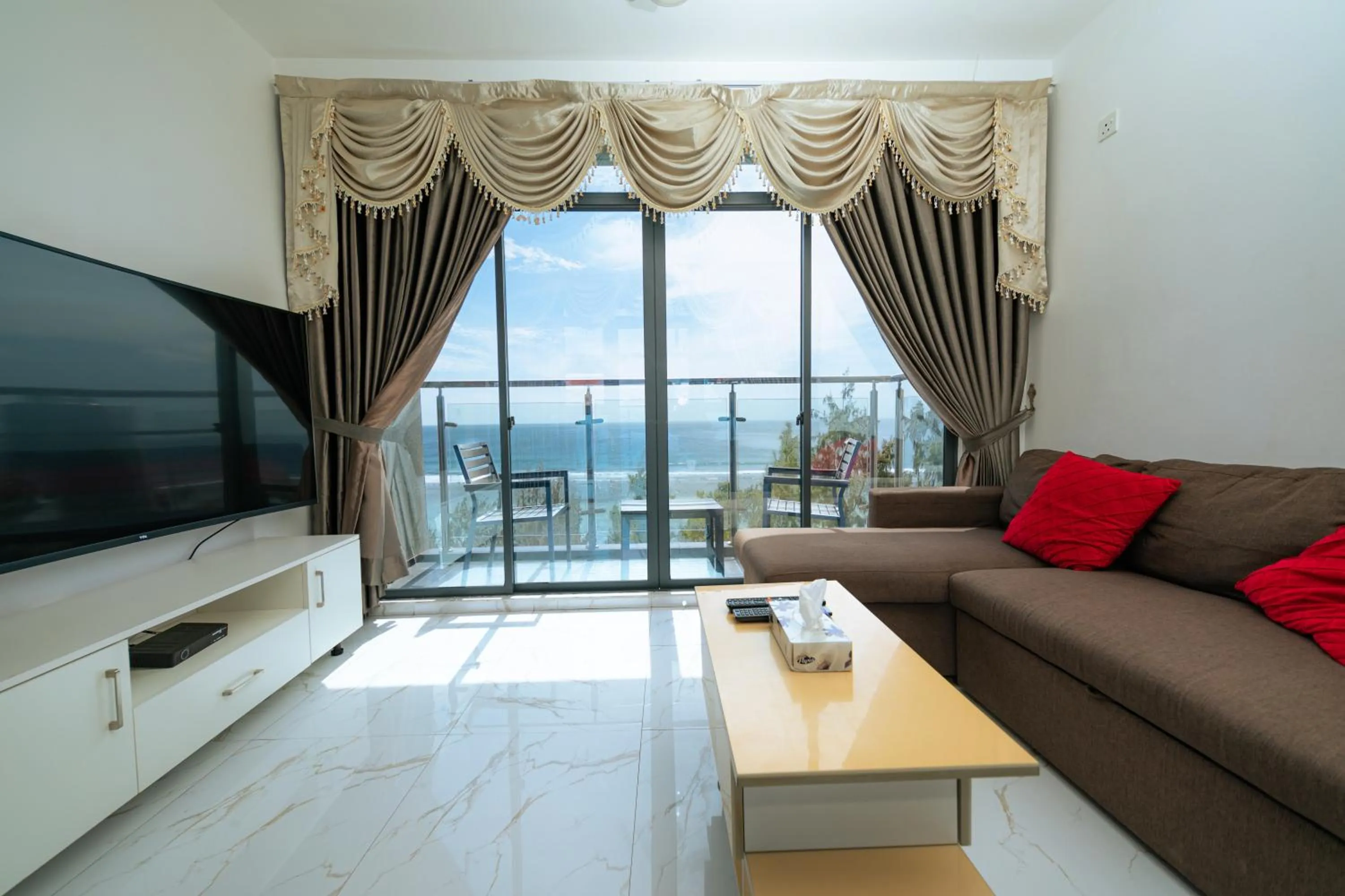 Communal lounge/ TV room in White Beach Holiday at Hulhumale'