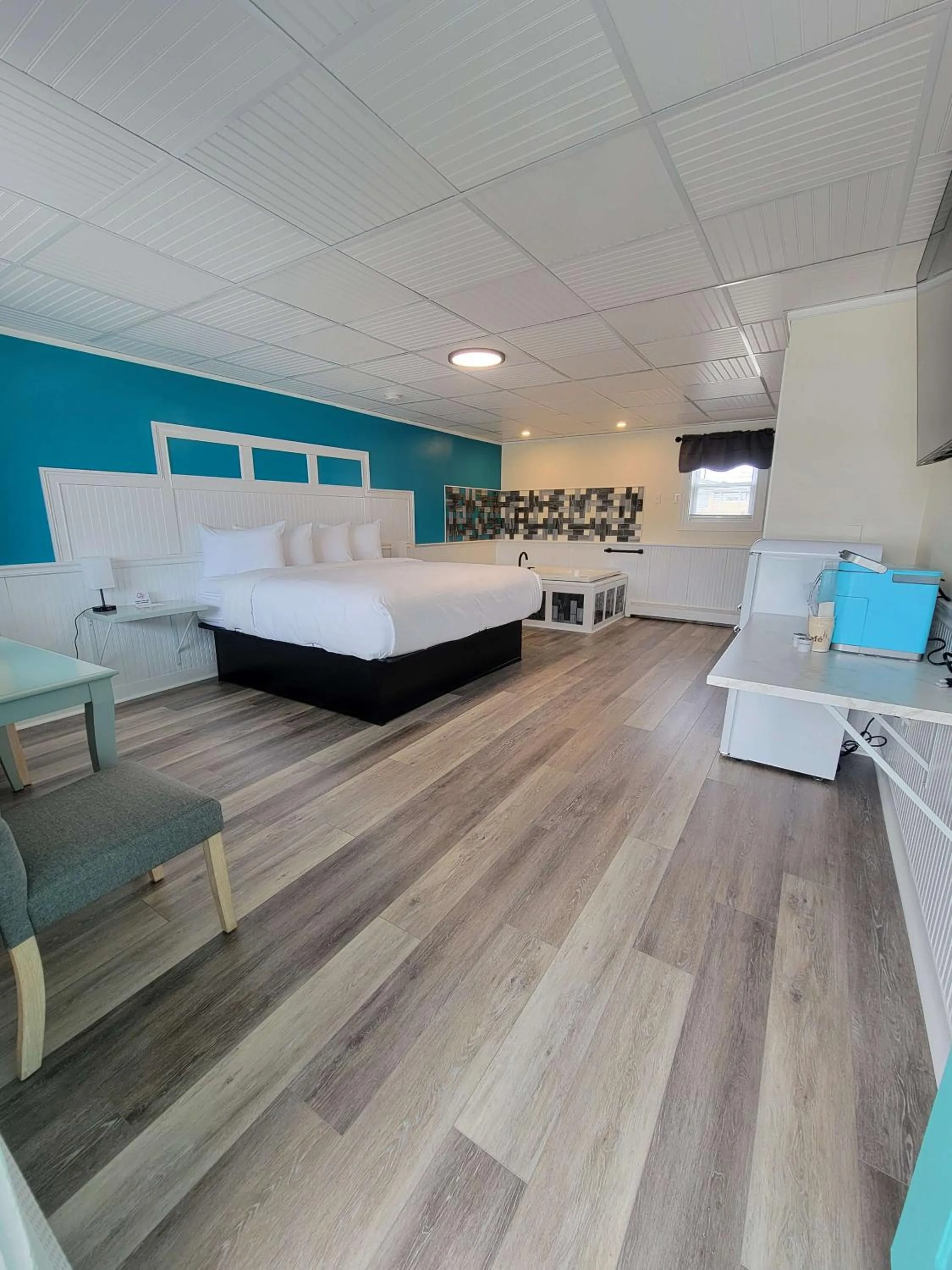 Photo of the whole room, Bed in The Crest - Hampton Beach