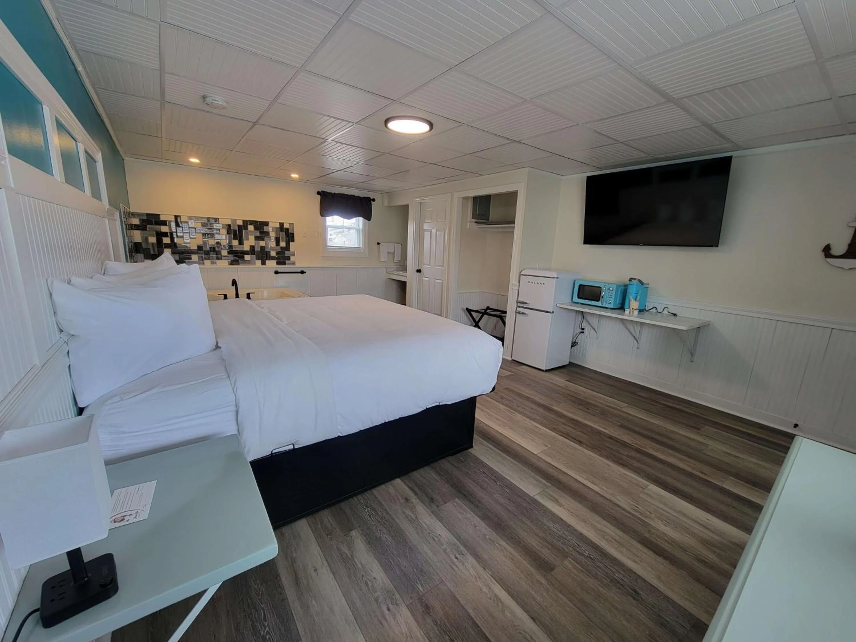 Photo of the whole room, Bed in The Crest - Hampton Beach