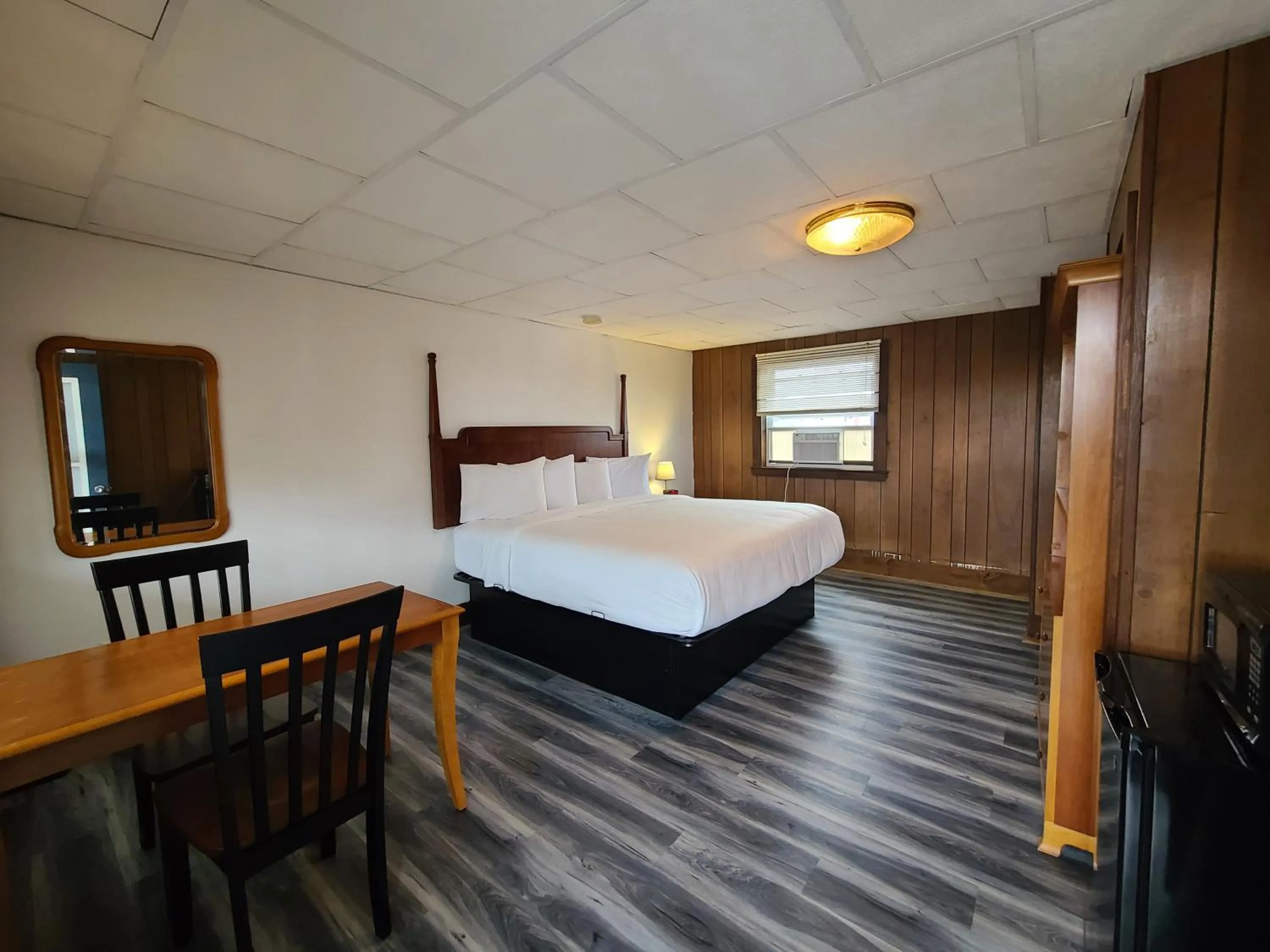 Photo of the whole room, Bed in The Crest - Hampton Beach