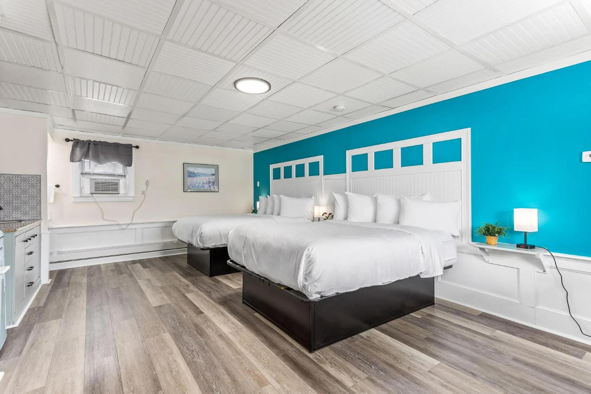 Photo of the whole room, Bed in The Crest - Hampton Beach