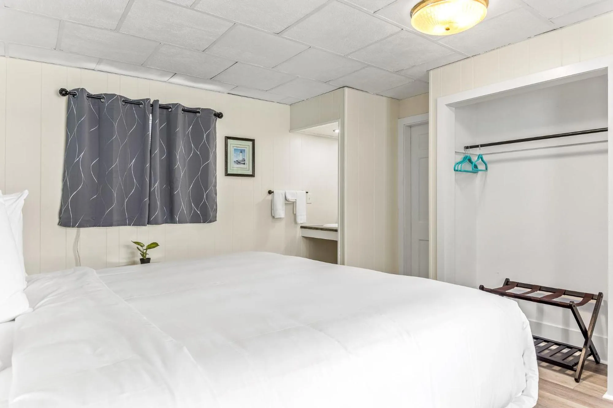 Bedroom, Bed in The Crest - Hampton Beach