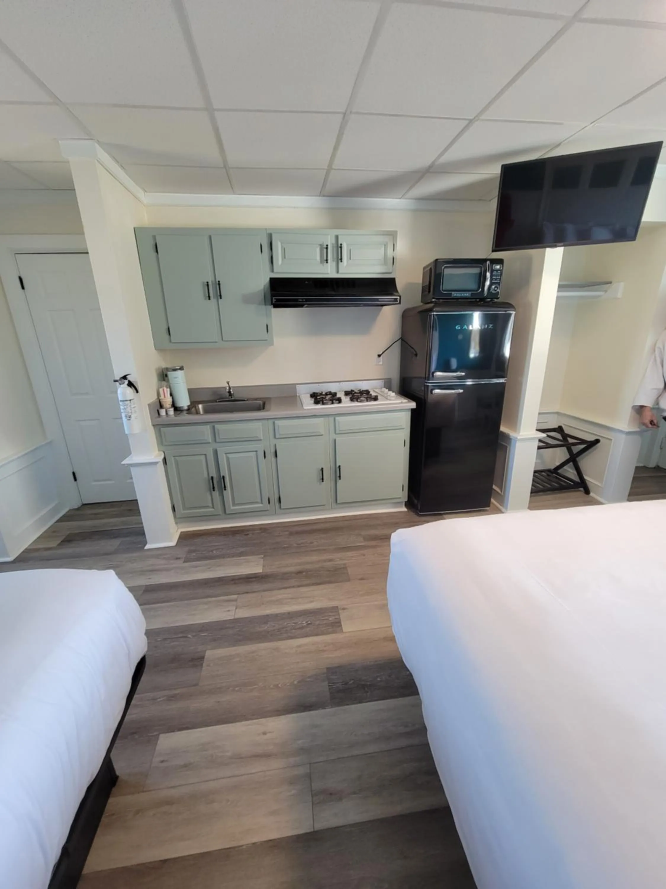 Kitchen or kitchenette, Bed in The Crest - Hampton Beach
