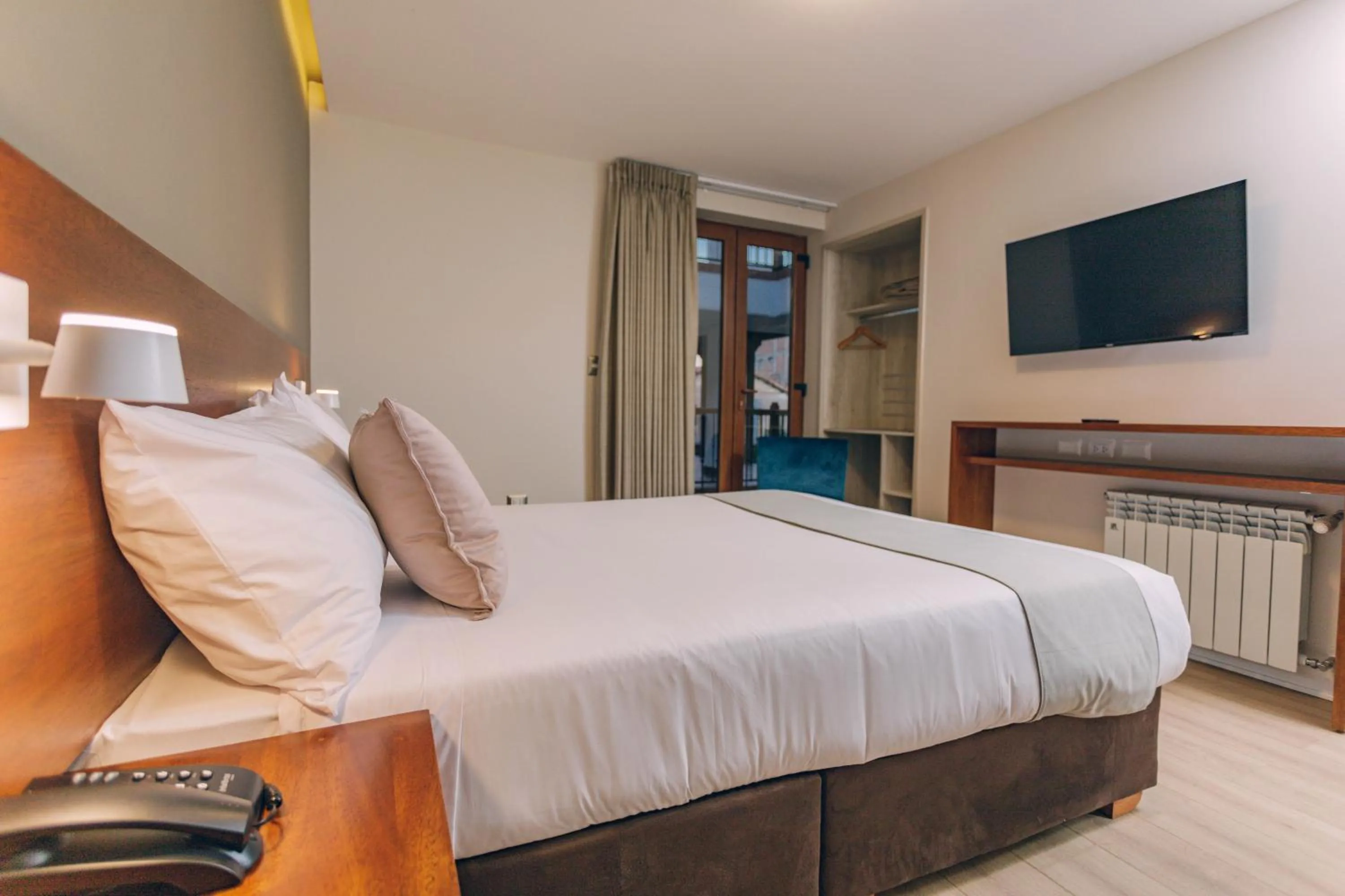 TV and multimedia, Bed in Saska Boutique Hotel