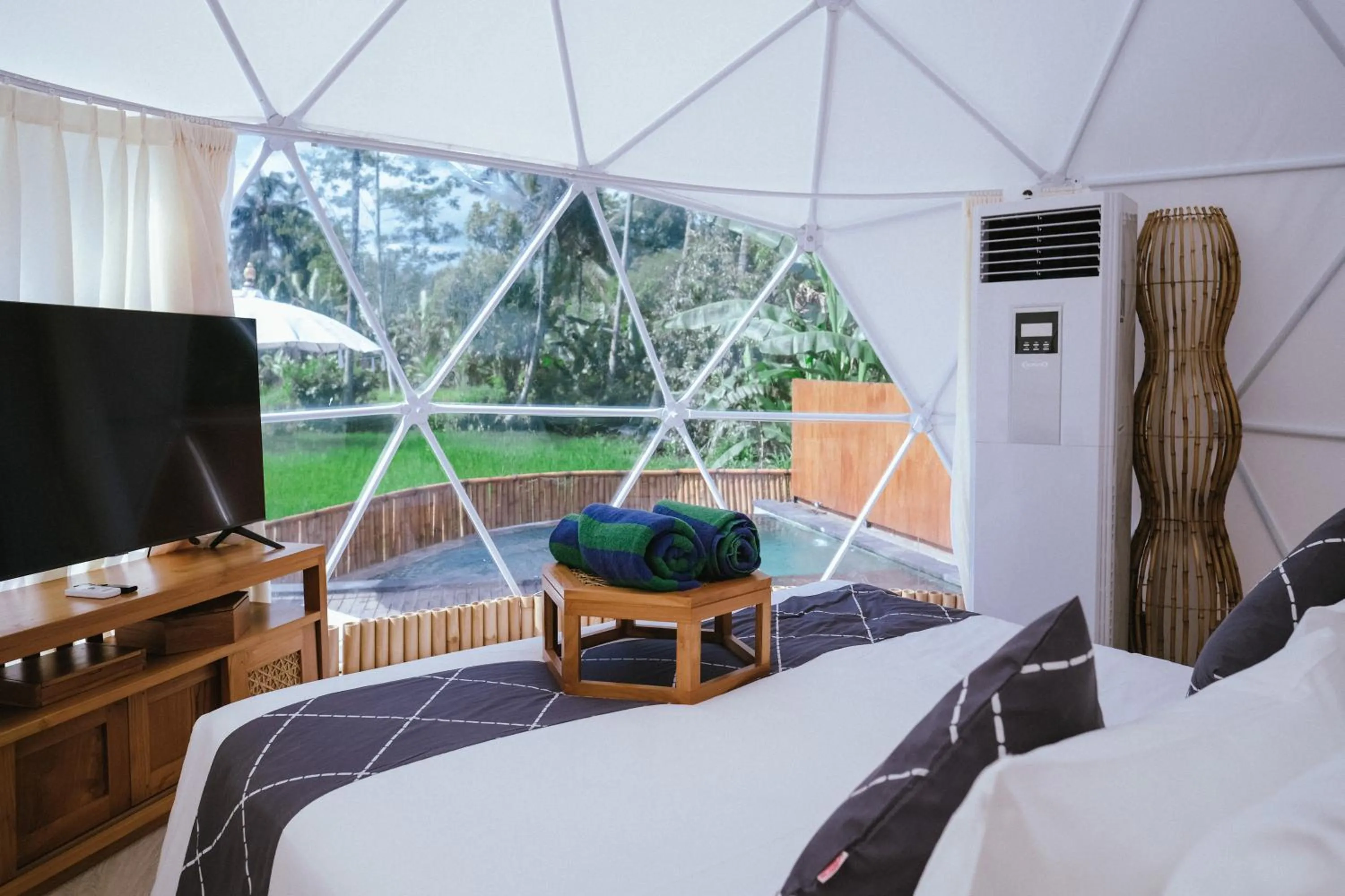 Communal lounge/ TV room, Bed in Triyana Resort and Glamping