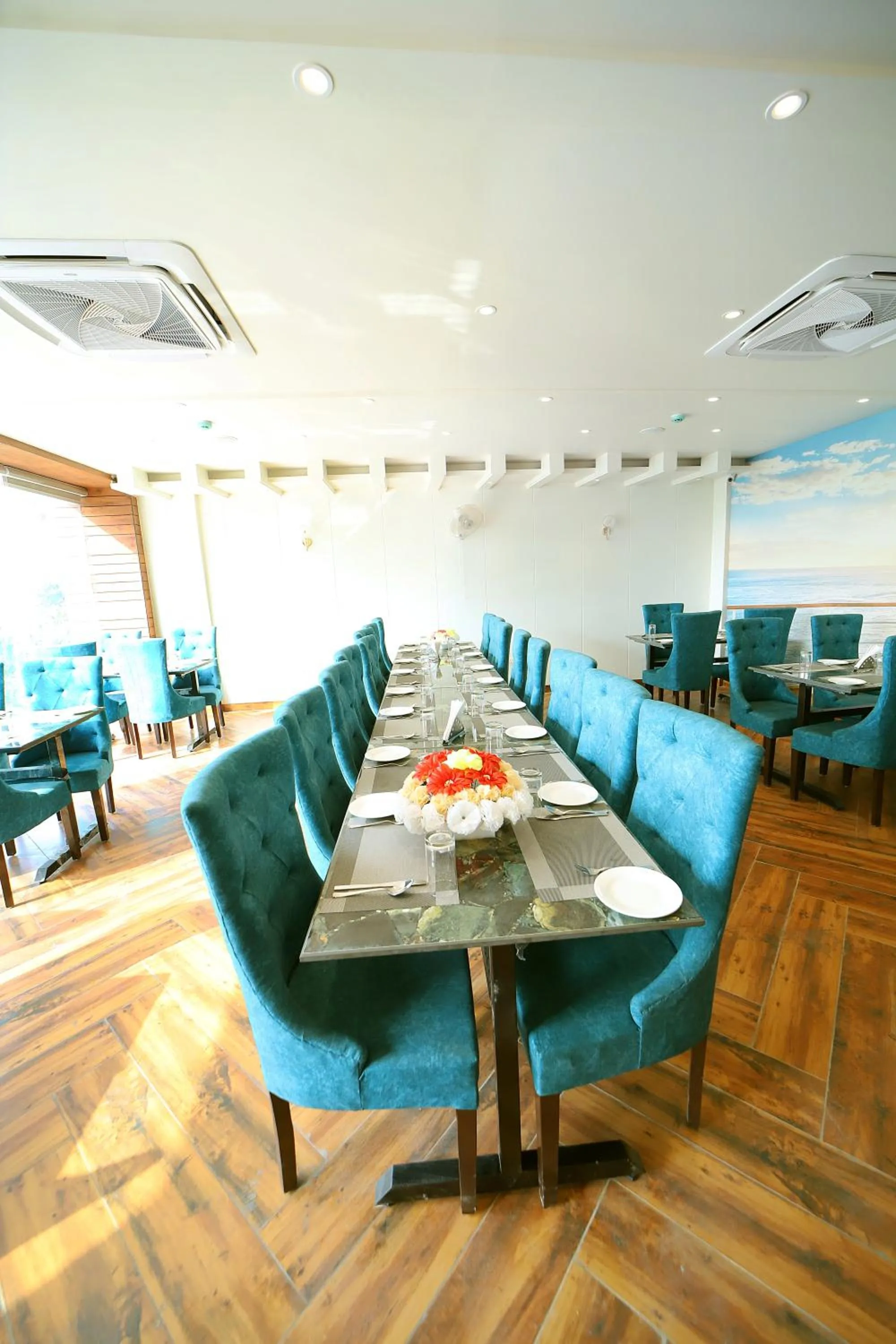 Restaurant/places to eat in Hotel Marine House