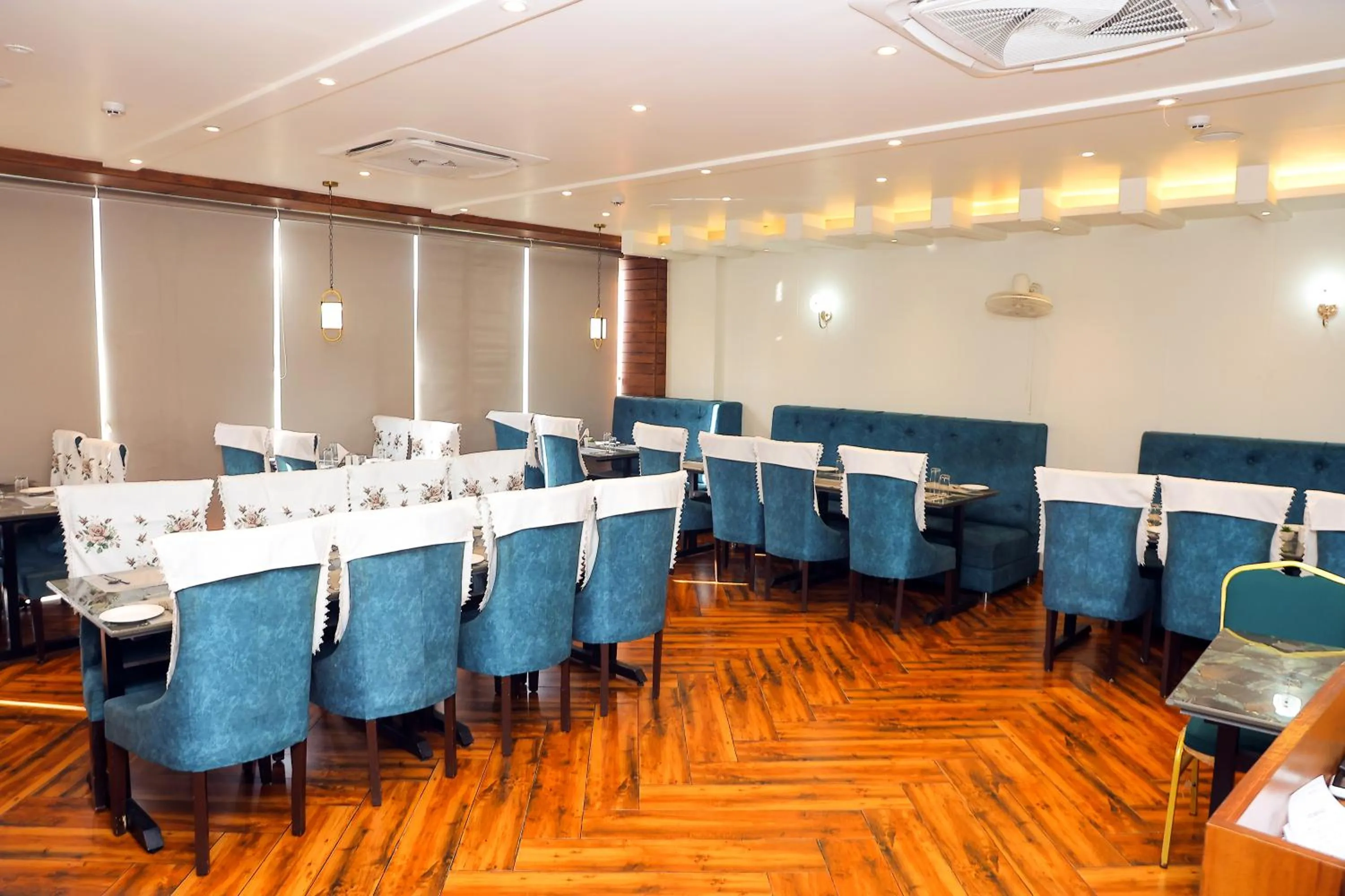 Restaurant/places to eat in Hotel Marine House