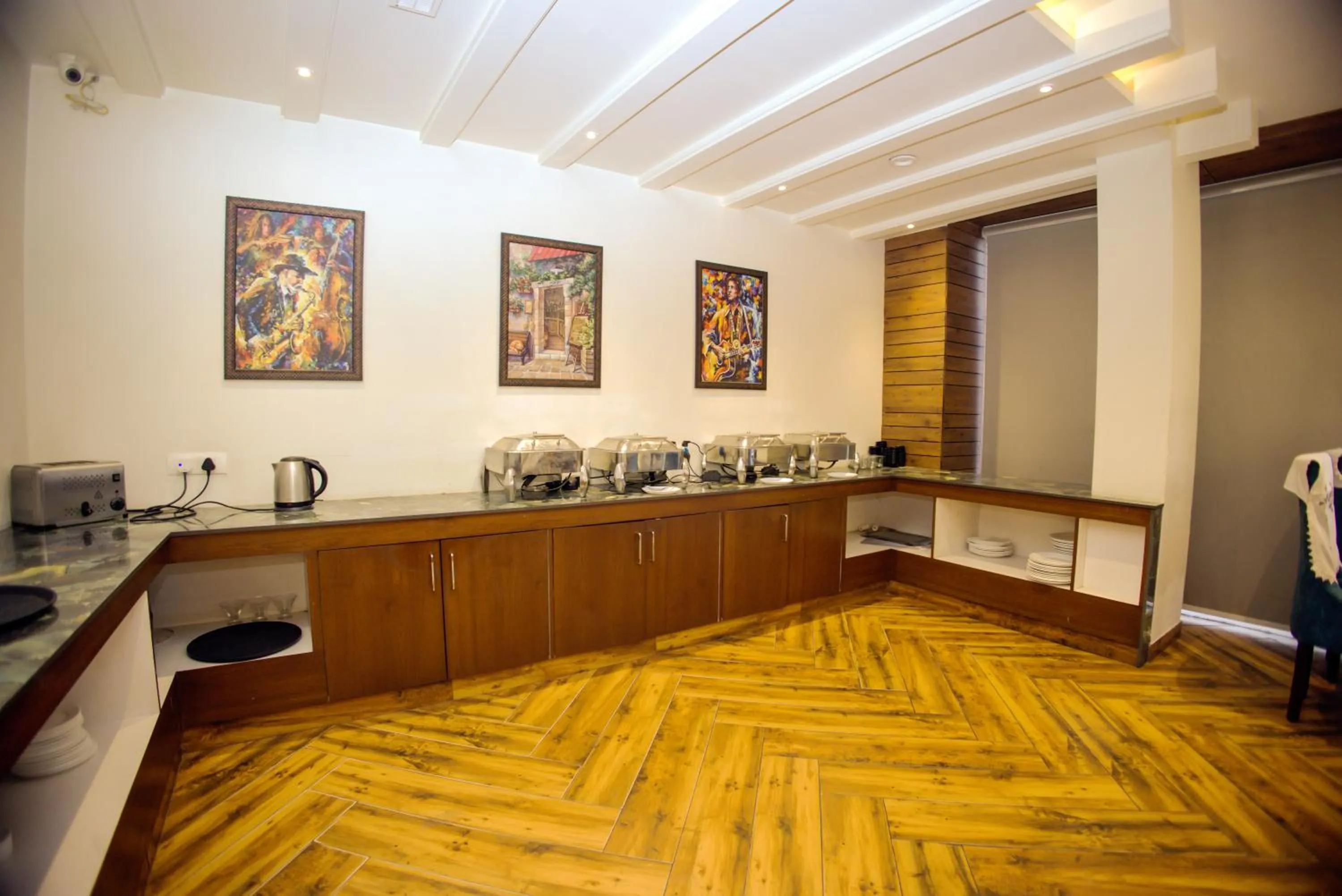 Restaurant/places to eat in Hotel Marine House