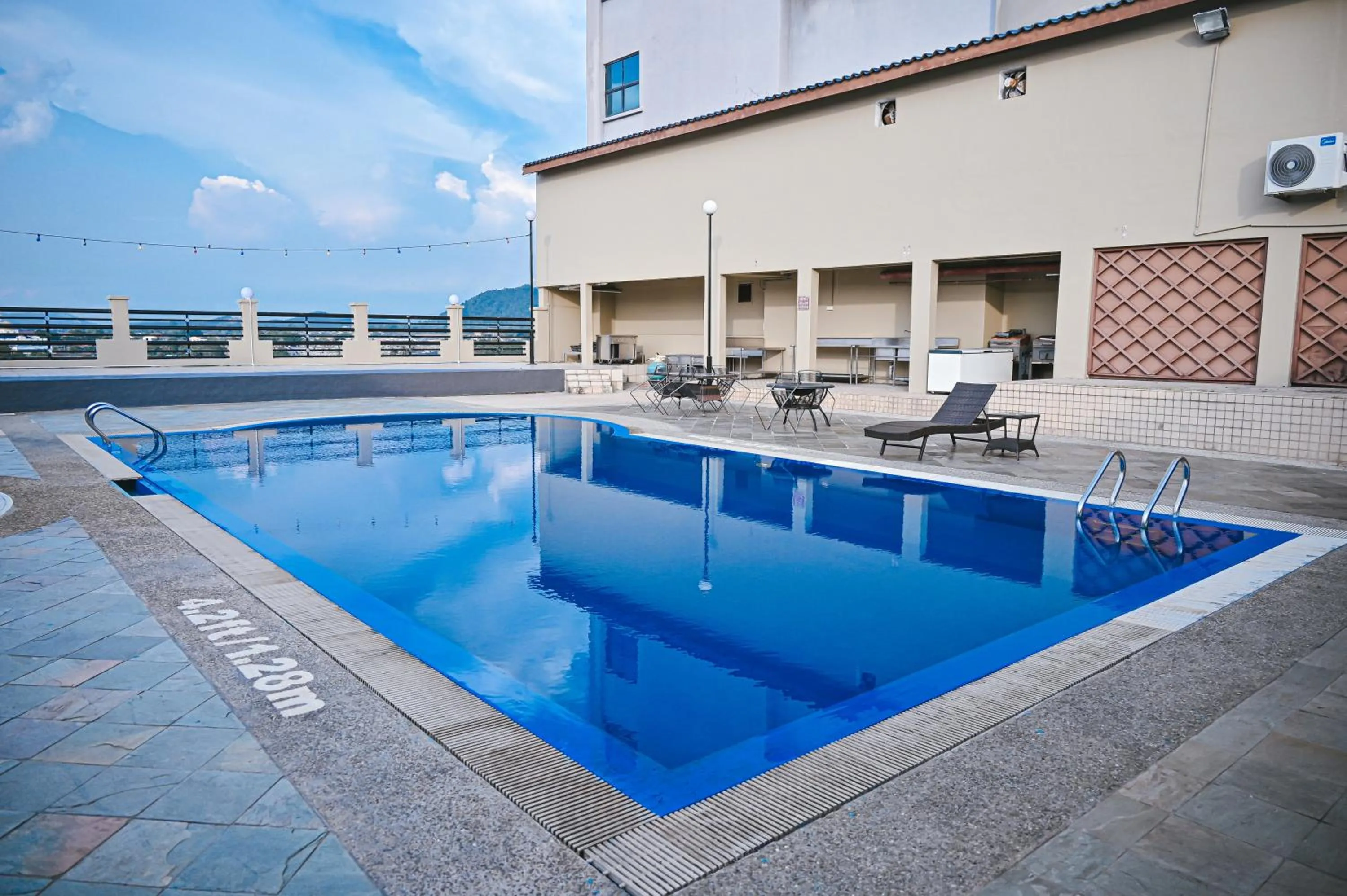 Swimming pool in PRIME CITY HOTEL KLUANG
