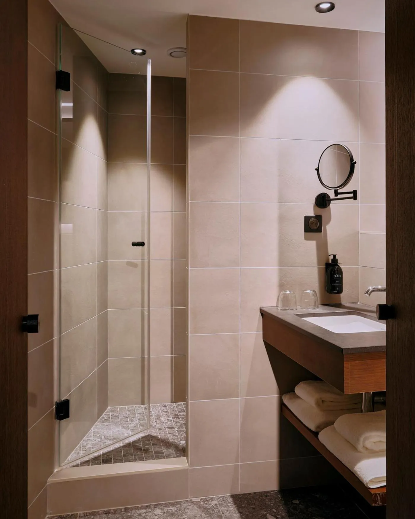 Shower in Le Bellune Paris