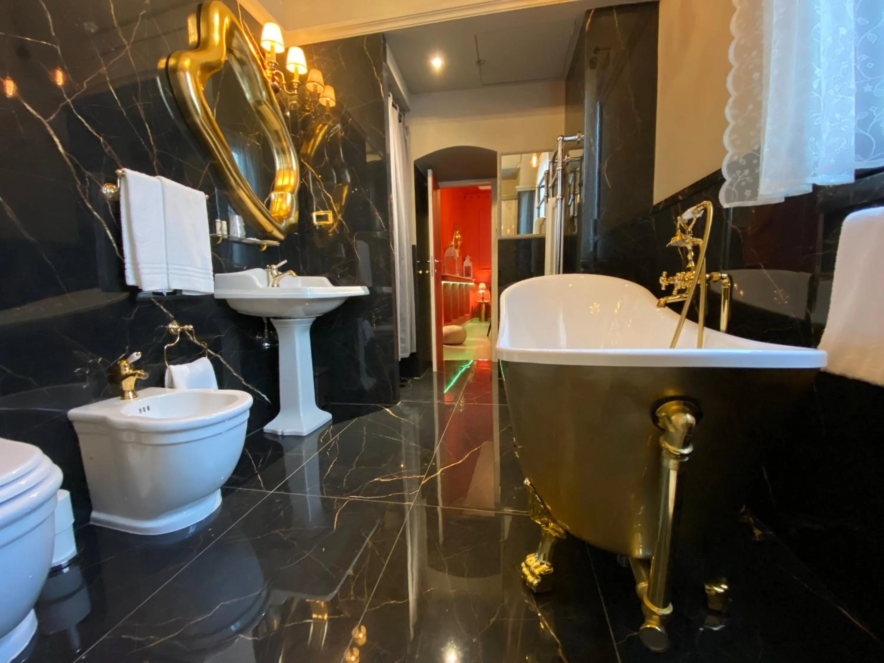 Bathroom in Residenze Romano Ristorante & Spa - albergo diffuso - RED