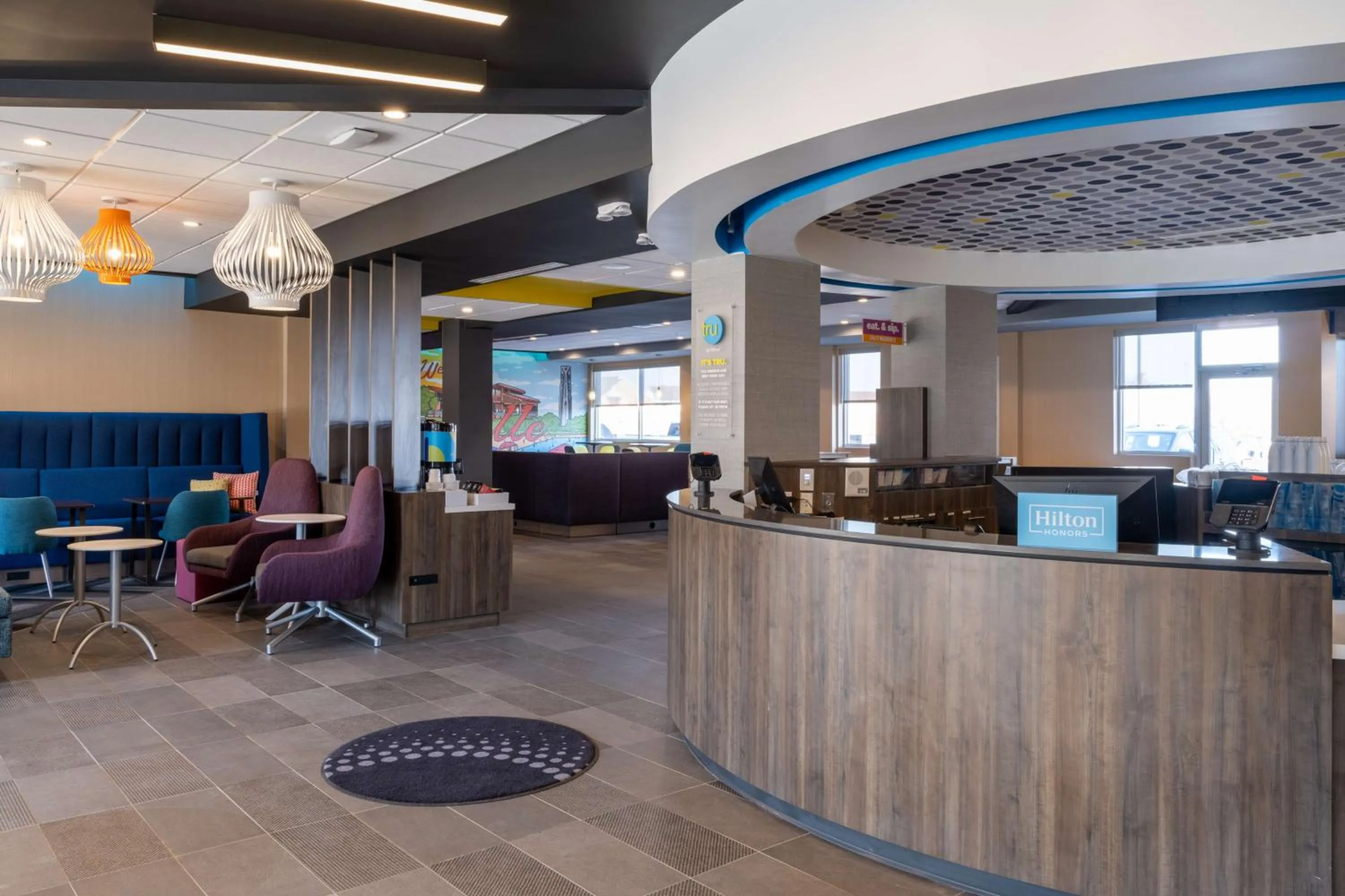 Lobby or reception in Tru By Hilton Naperville Chicago