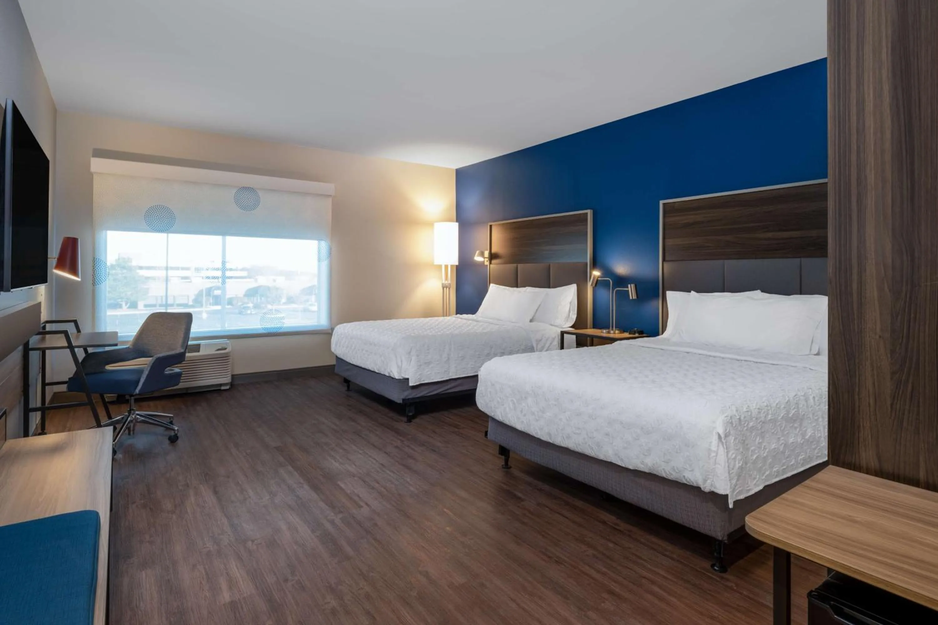 Bedroom, Bed in Tru By Hilton Naperville Chicago