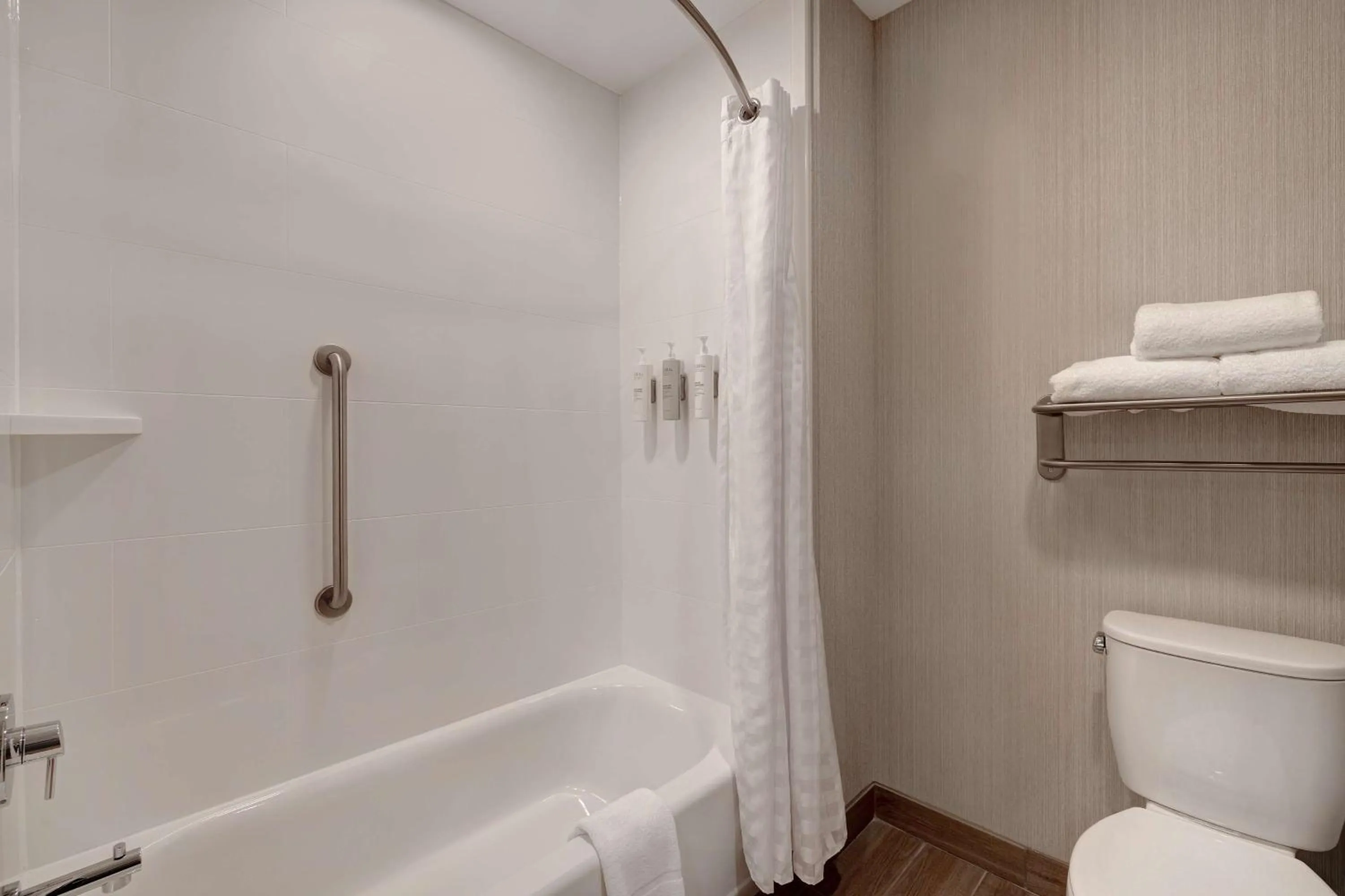 Bathroom in Homewood Suites By Hilton Oak Creek Milwaukee