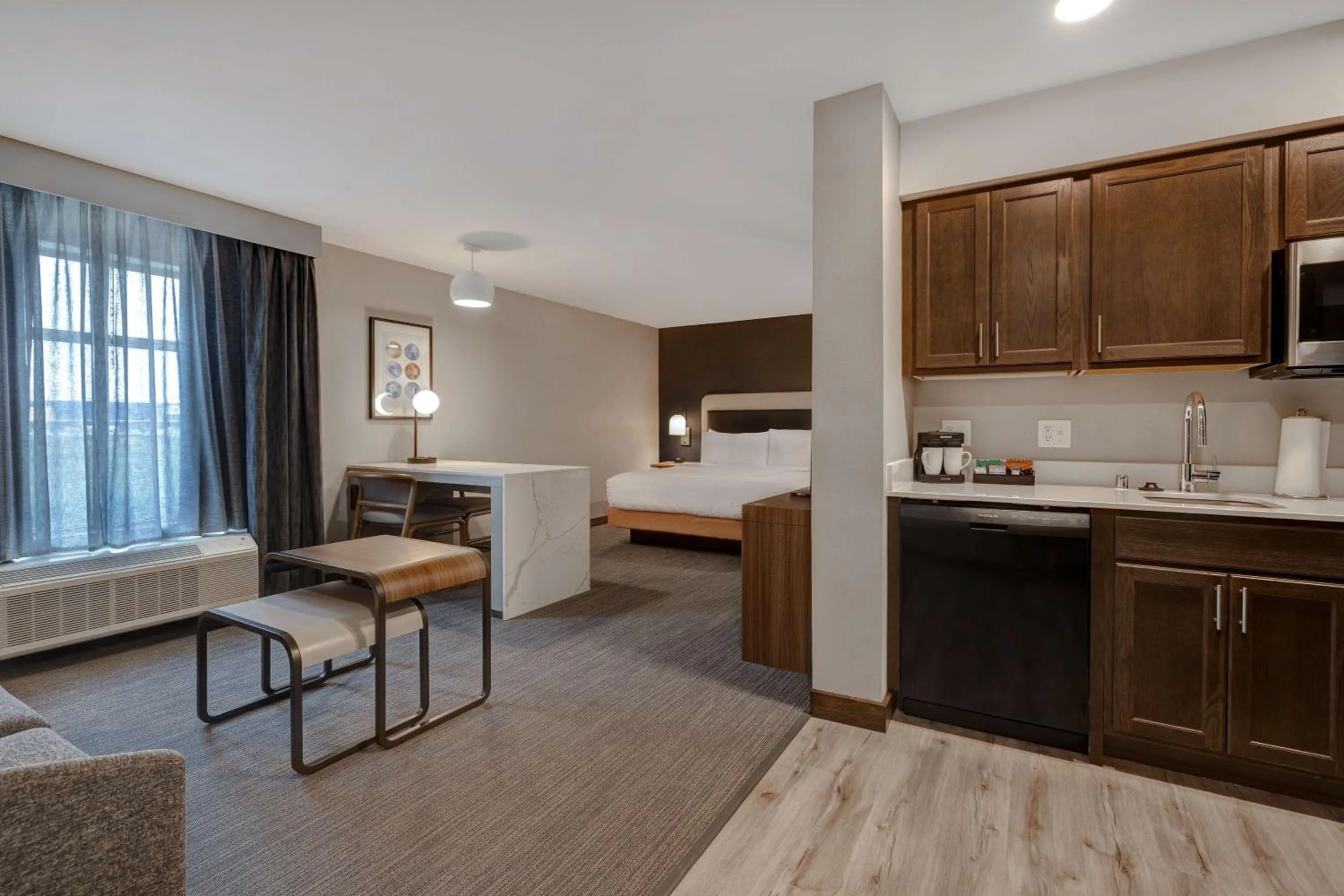 Kitchen or kitchenette, Bed in Homewood Suites By Hilton Oak Creek Milwaukee