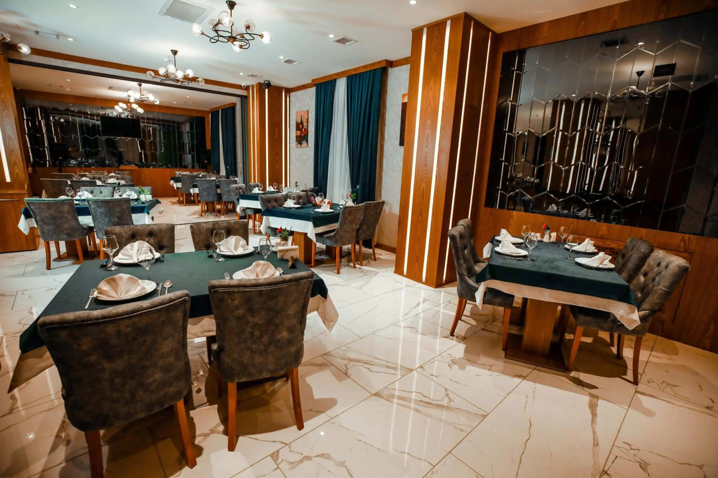 Restaurant/places to eat in Regal Inn Badamdar Hotel
