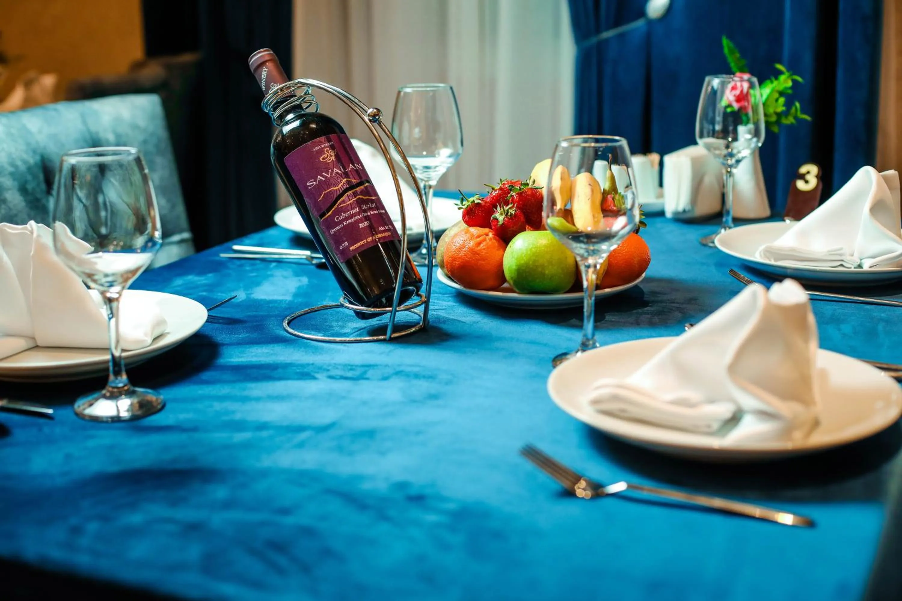 Food and drinks in Regal Inn Badamdar Hotel