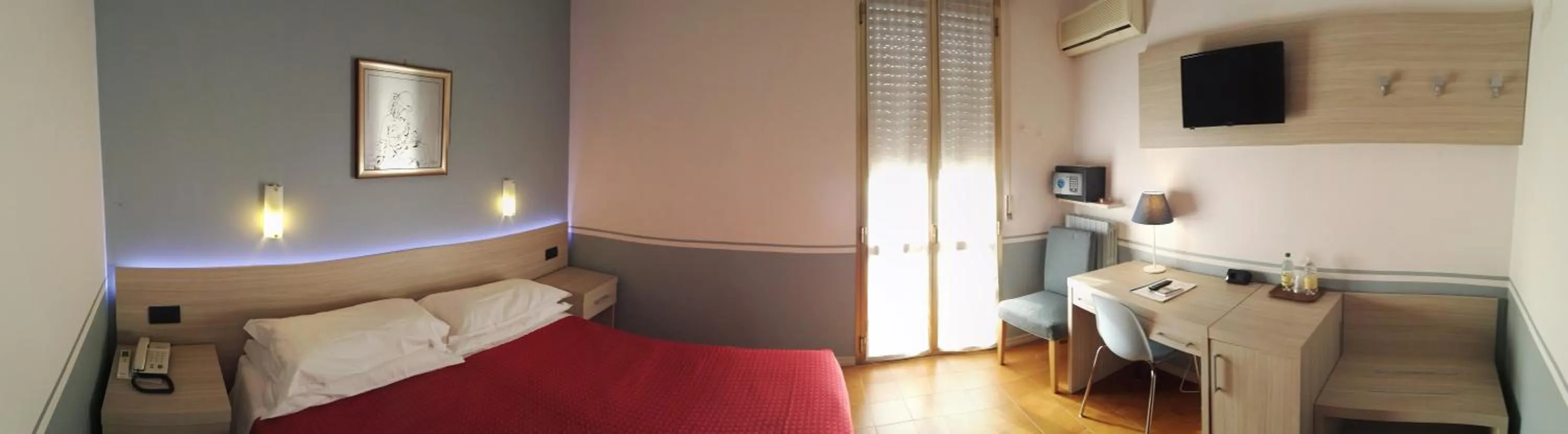 Photo of the whole room, Bed in Hotel Astoria