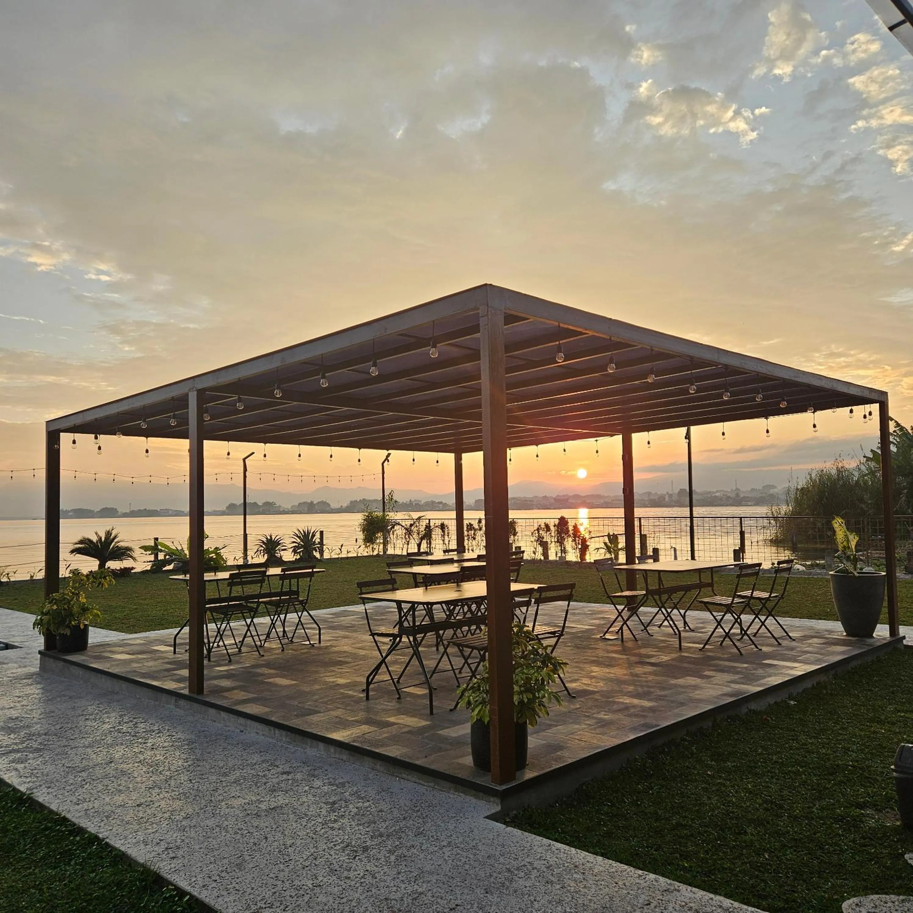 Restaurant/places to eat in Damar Toba