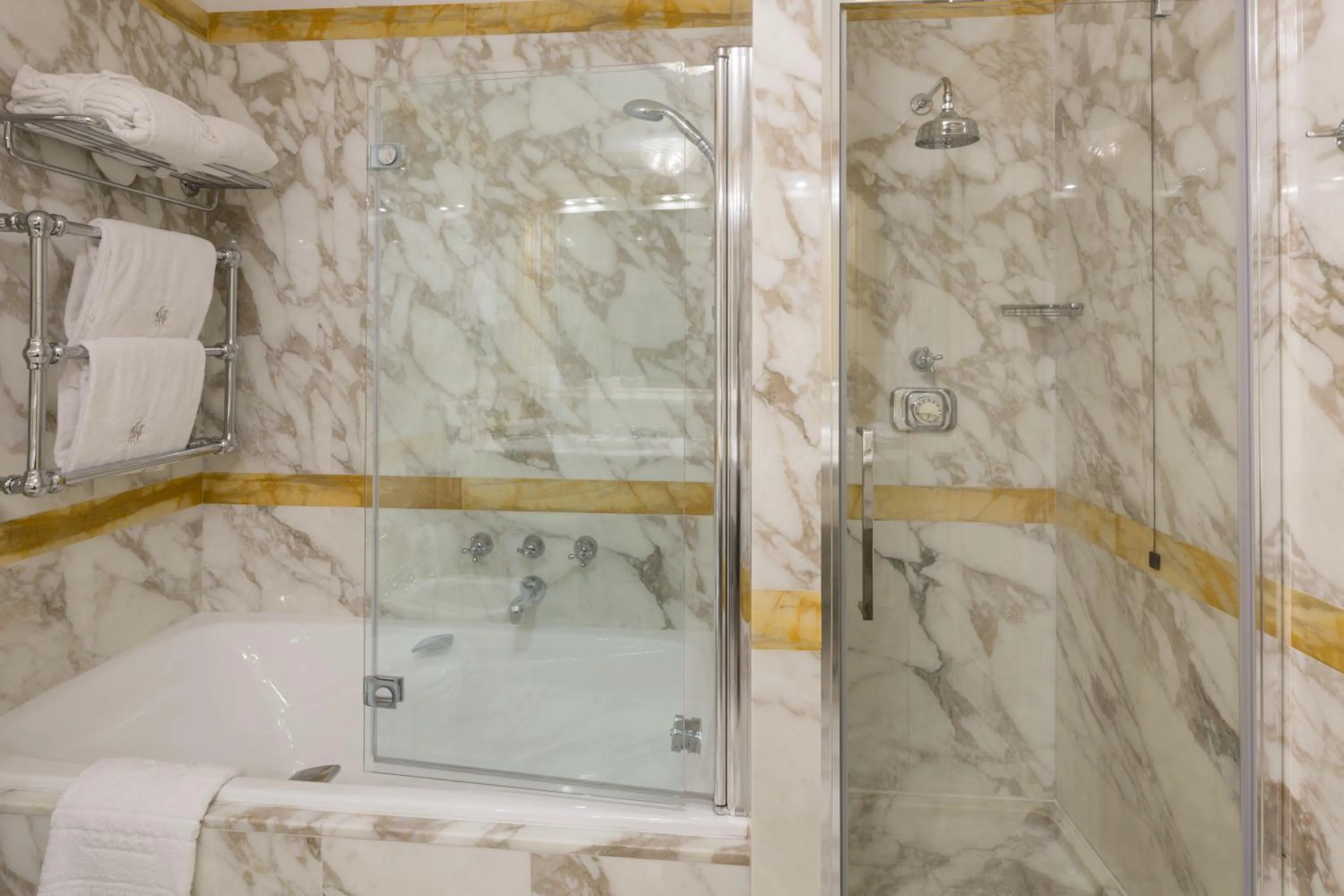 Bathroom in Imperiale Palace Hotel