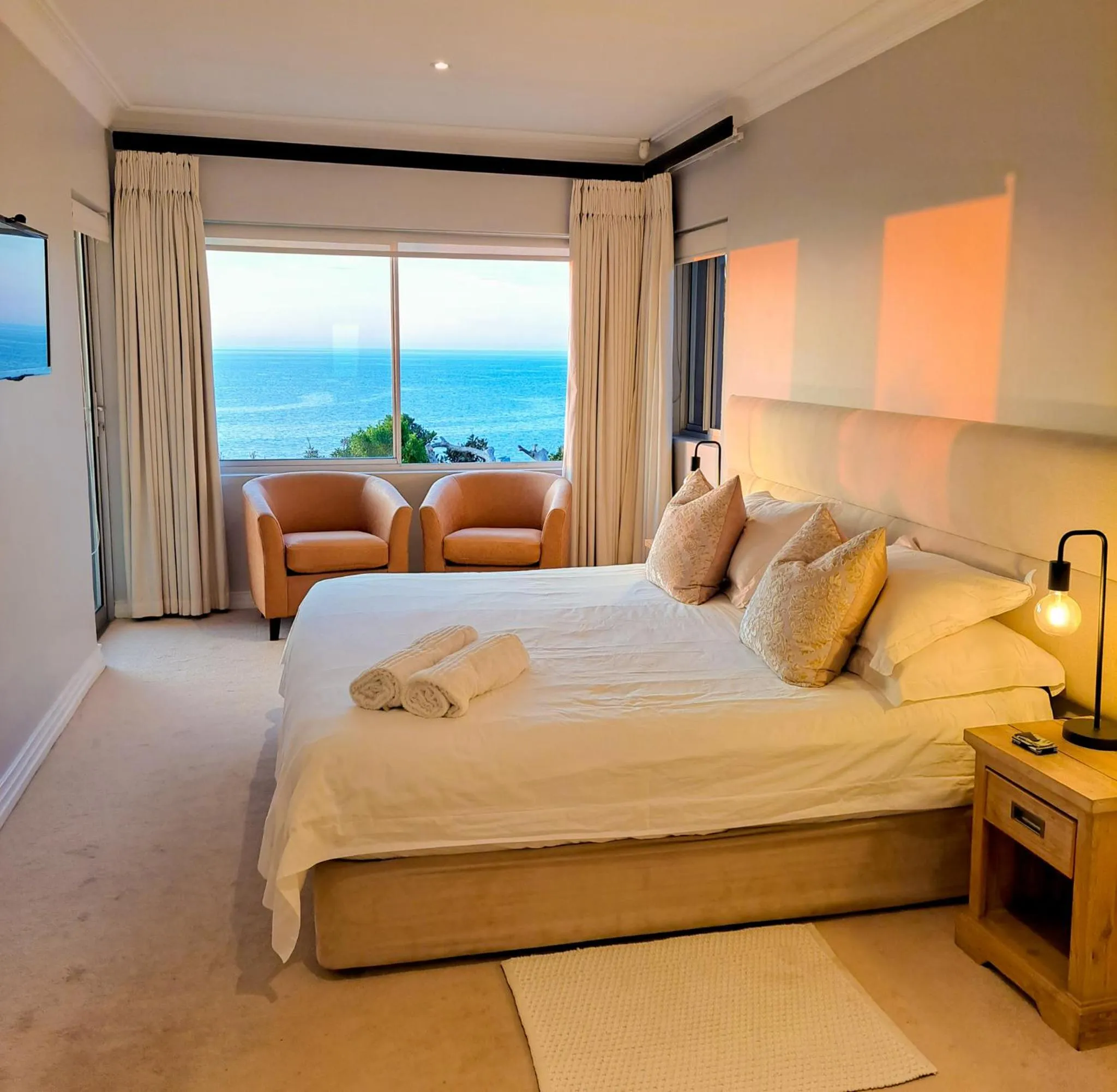 Bedroom, Bed in One On Houghton