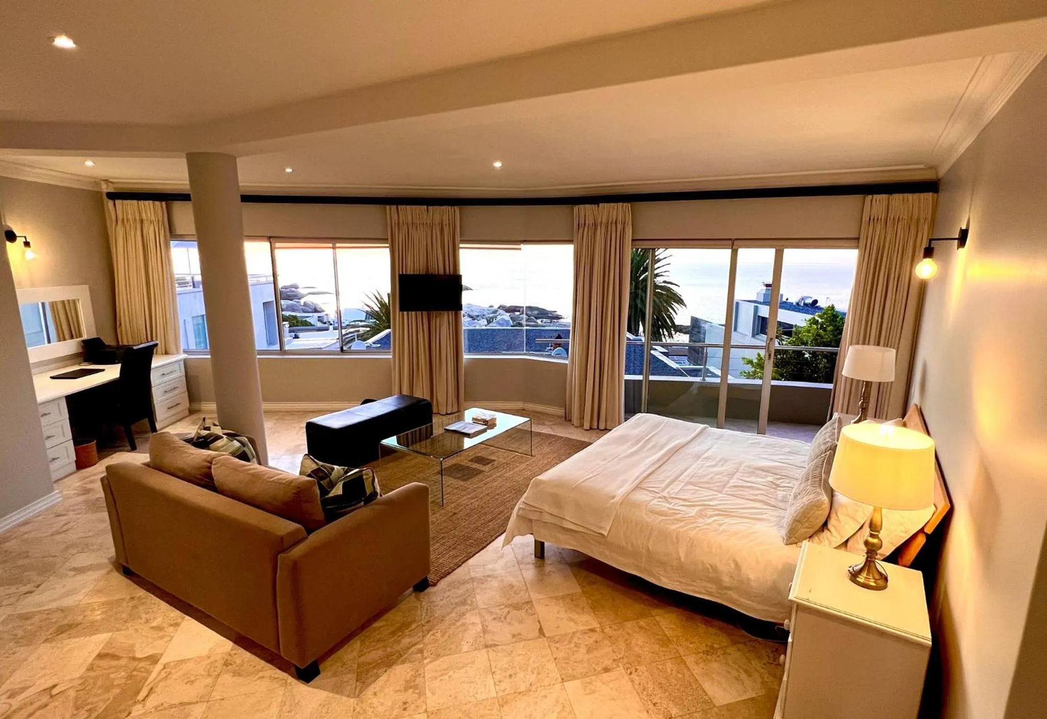 Bedroom, Bed in One On Houghton