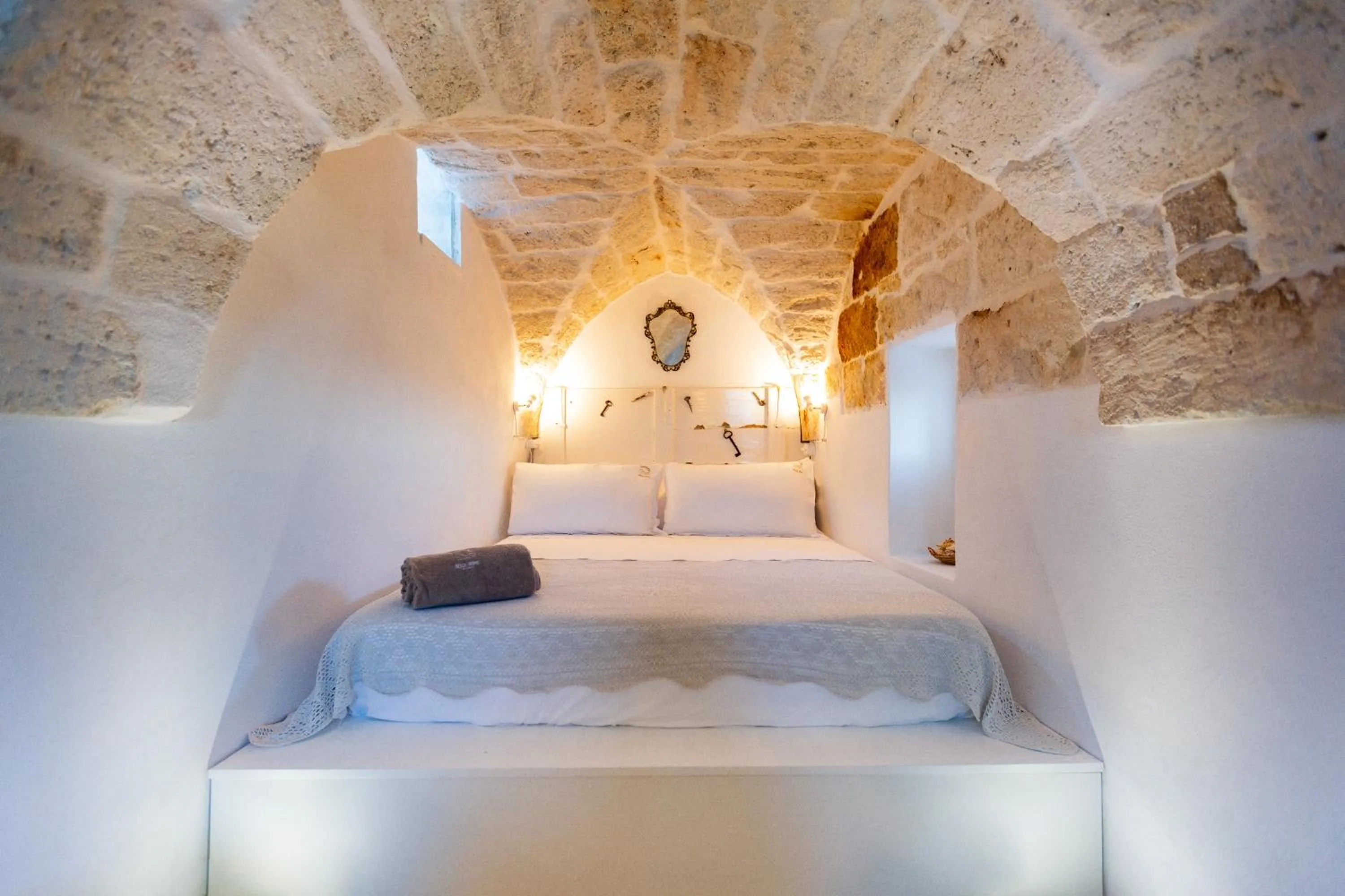View (from property/room), Bed in BELLE HOME OSTUNI vasca vista mare