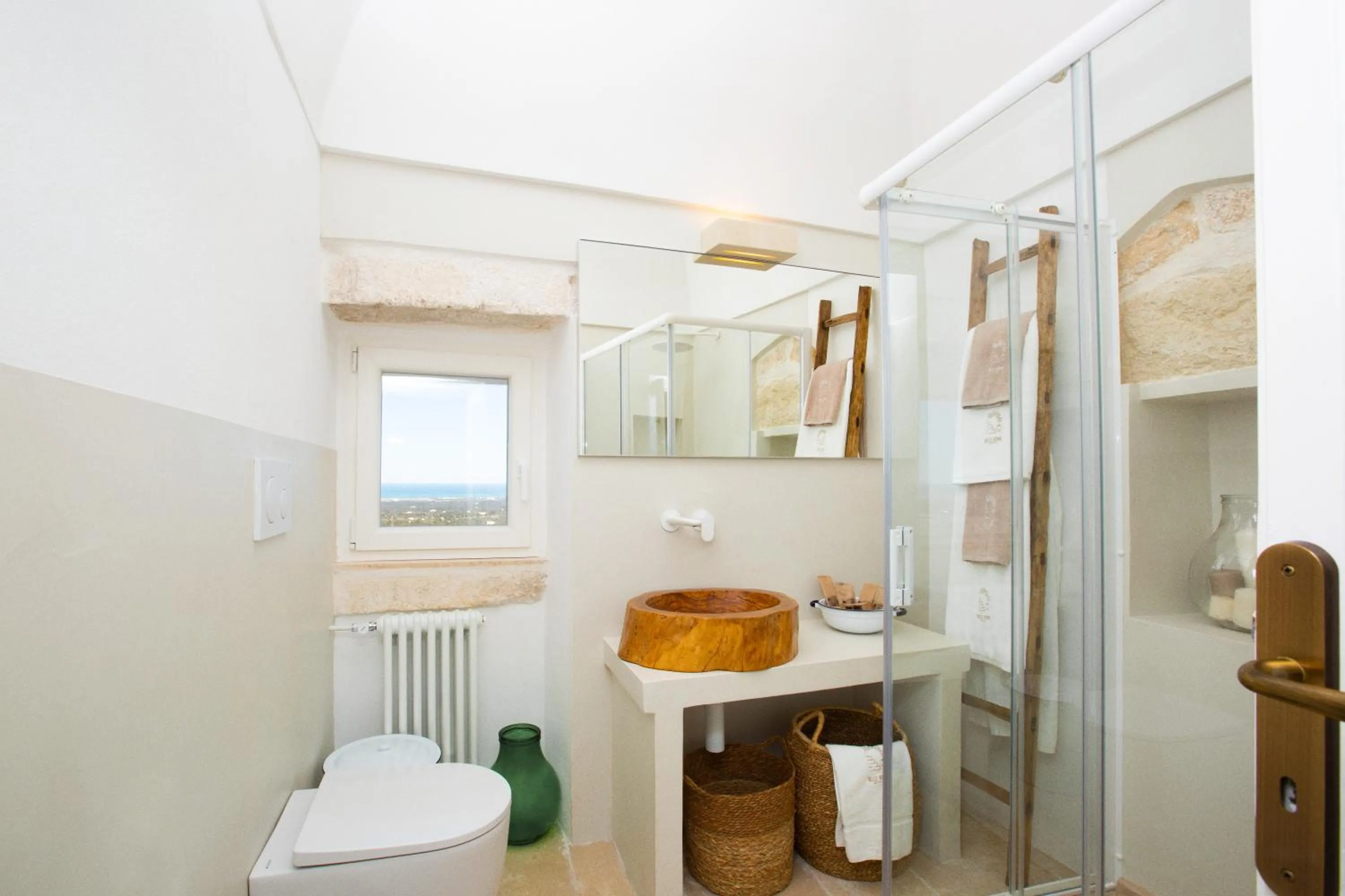 Bathroom in BELLE HOME OSTUNI vasca vista mare
