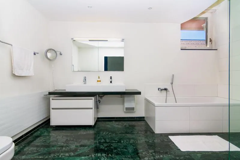 Bathroom in Hotel Swiss Views