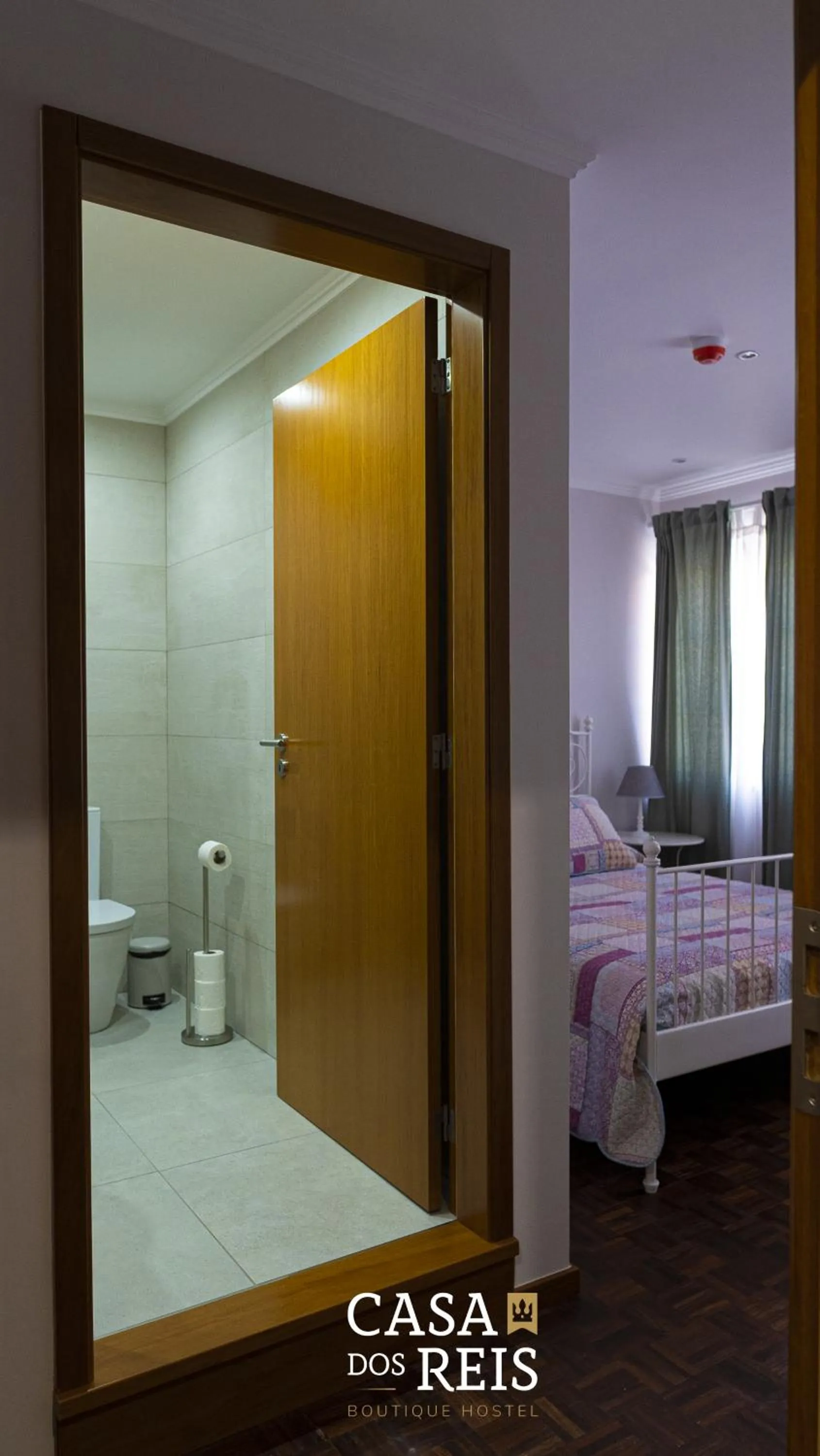 Bathroom, Bed in Casa Dos Reis - Boutique Hostel