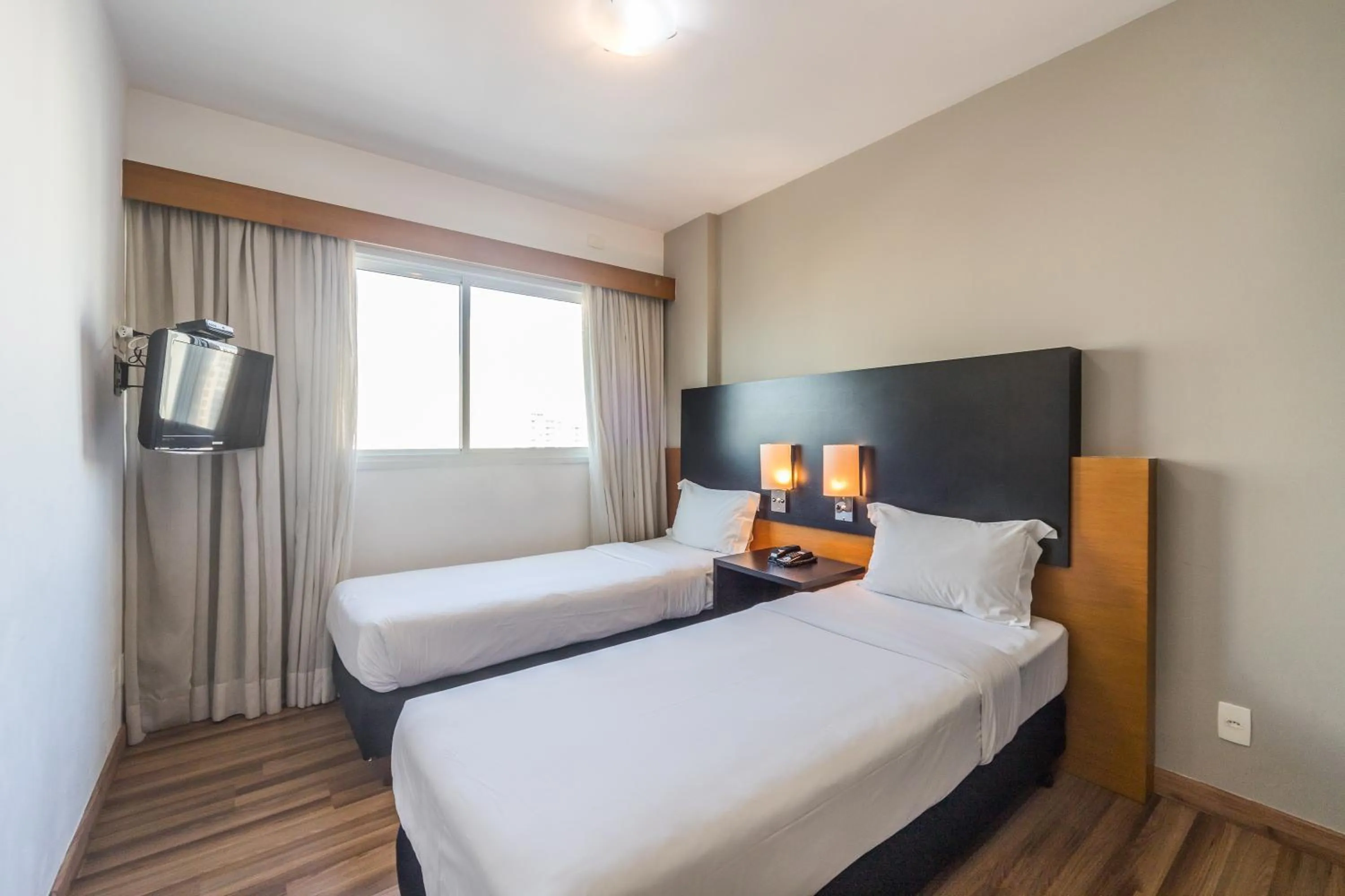 Bed in Paraíso Suítes by Charlie