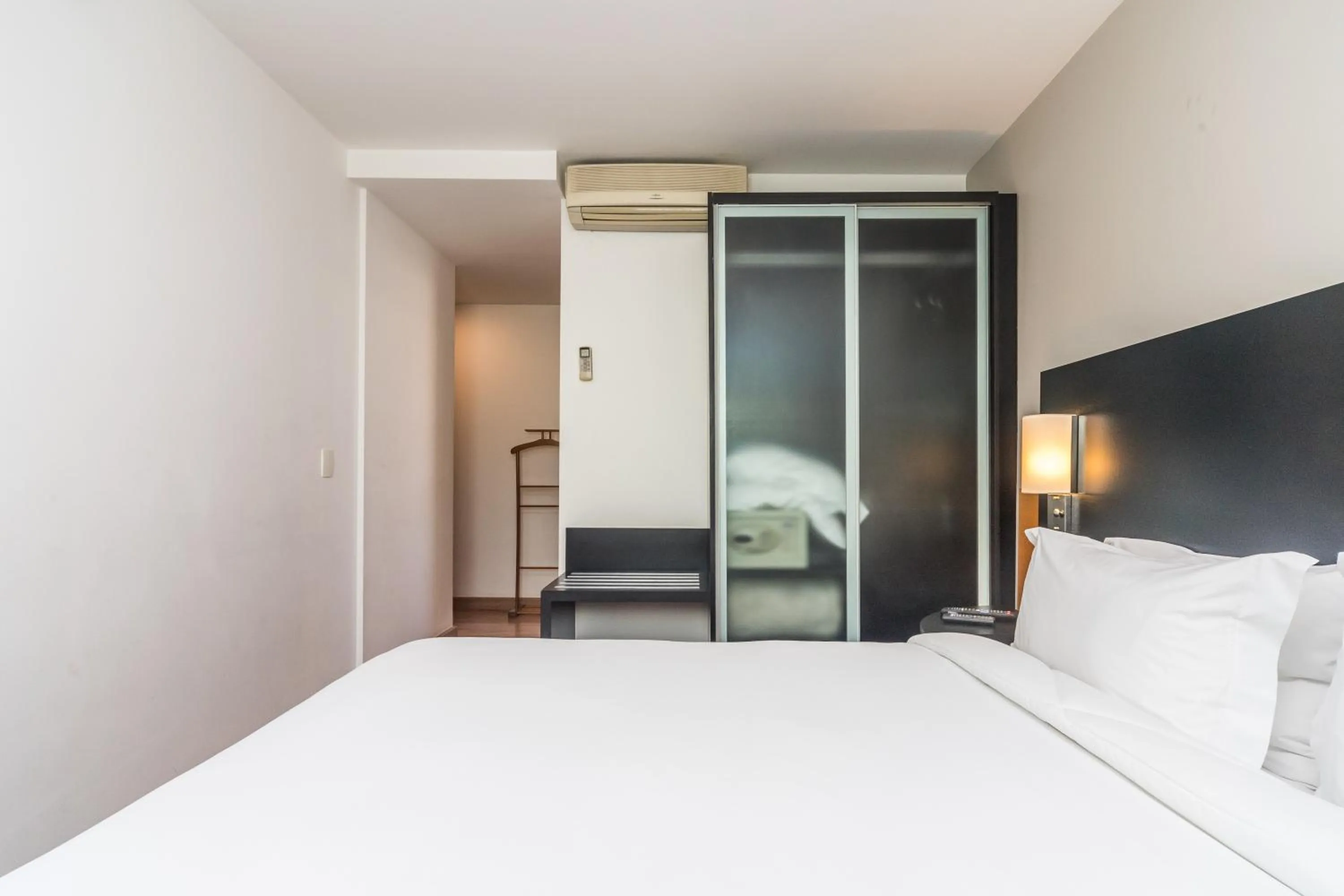 Bed in Paraíso Suítes by Charlie